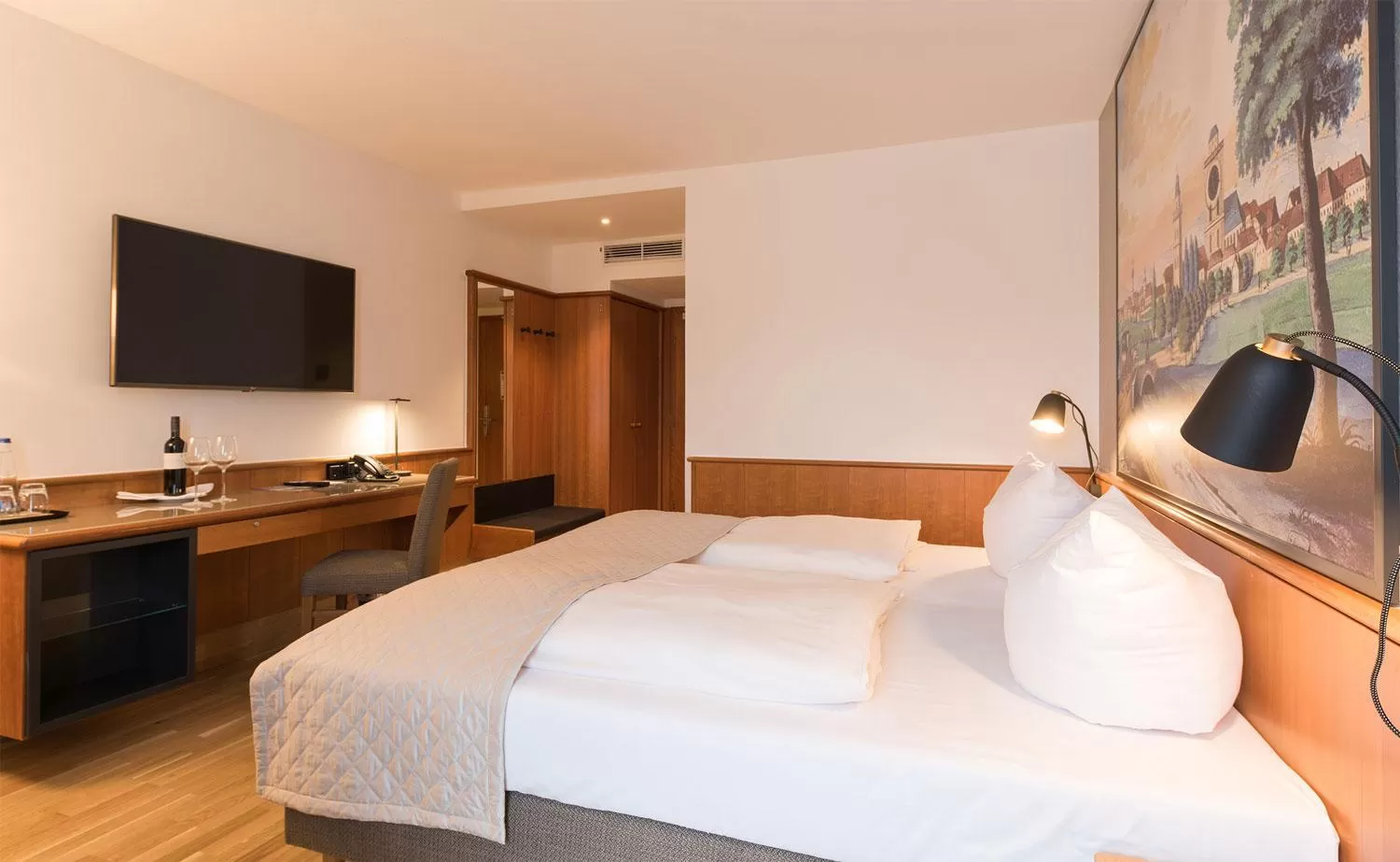 Photo of the whole room, Bed in Hotel Bayerischer Hof