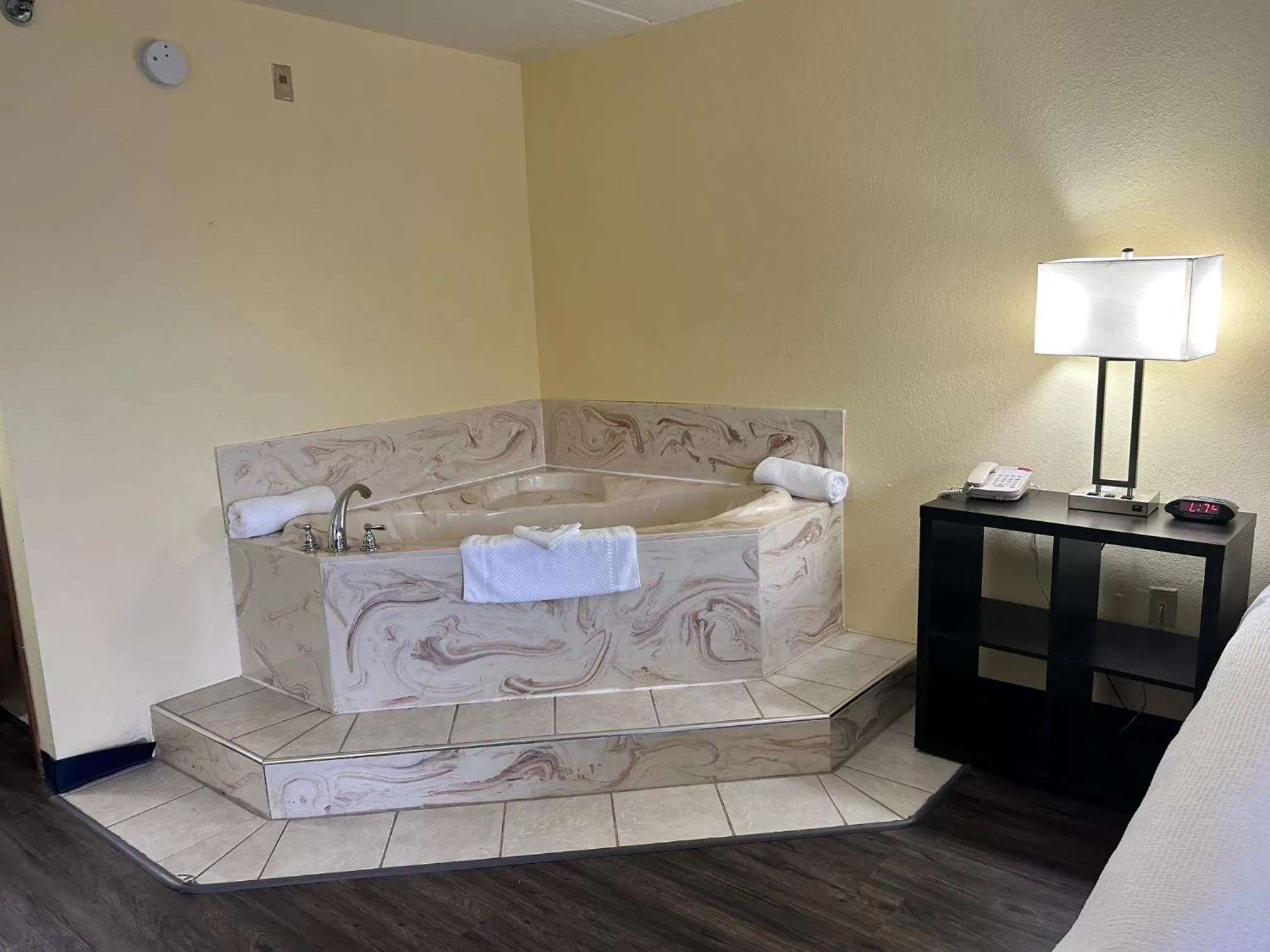 Hot Tub, Bed in Seven Gables Inn