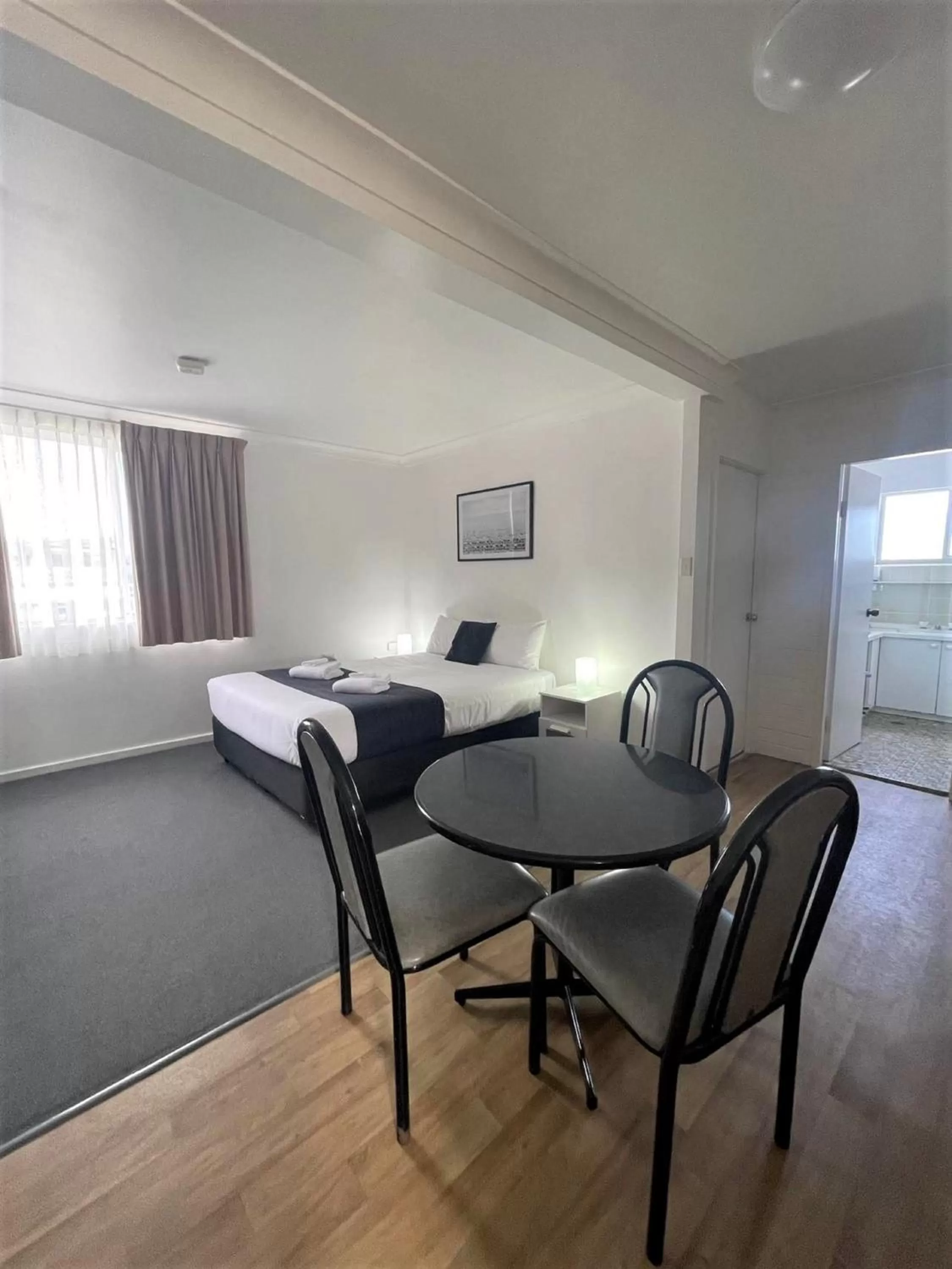 Bed in Forster Motor Inn