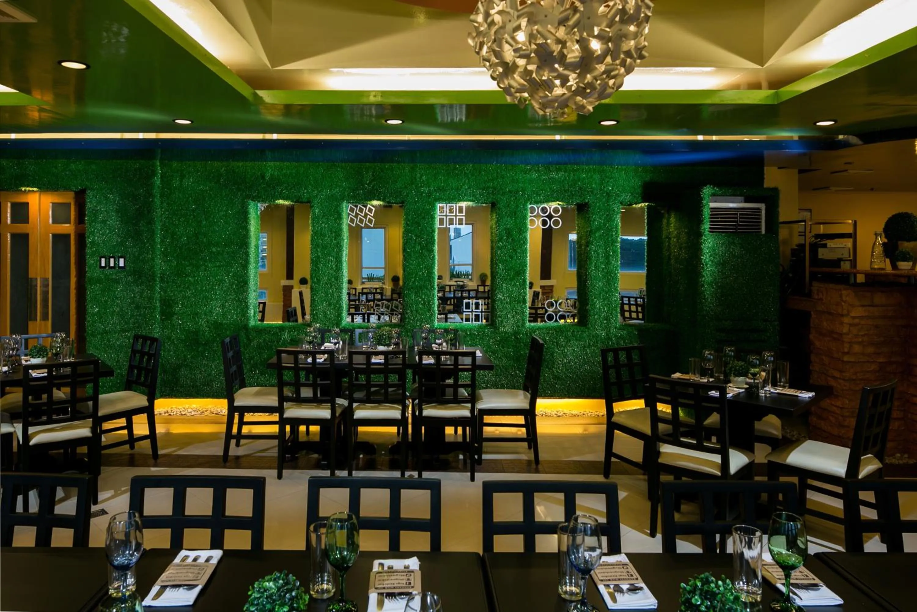 Restaurant/places to eat in 950 Condotel