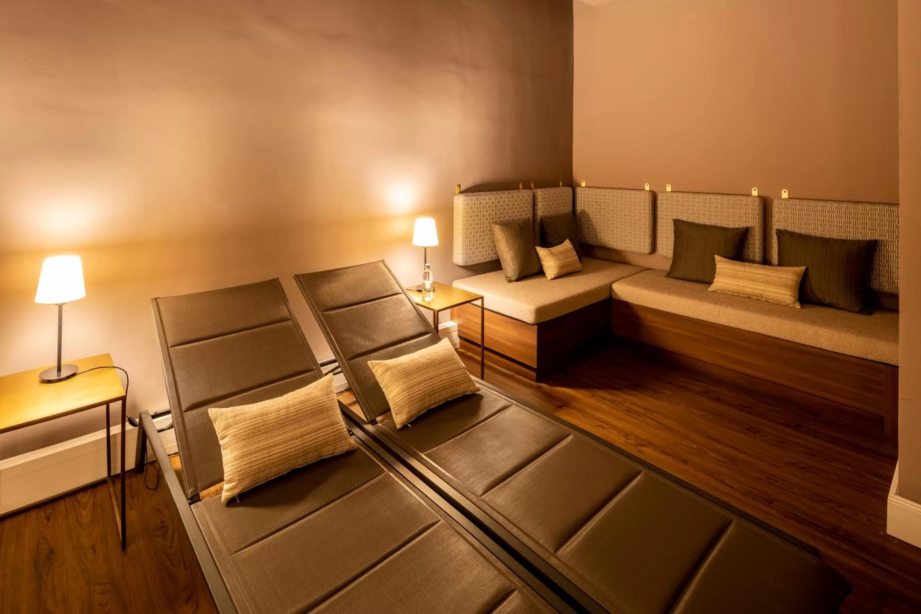 Seating area, Bed in Fraser Suites Hamburg