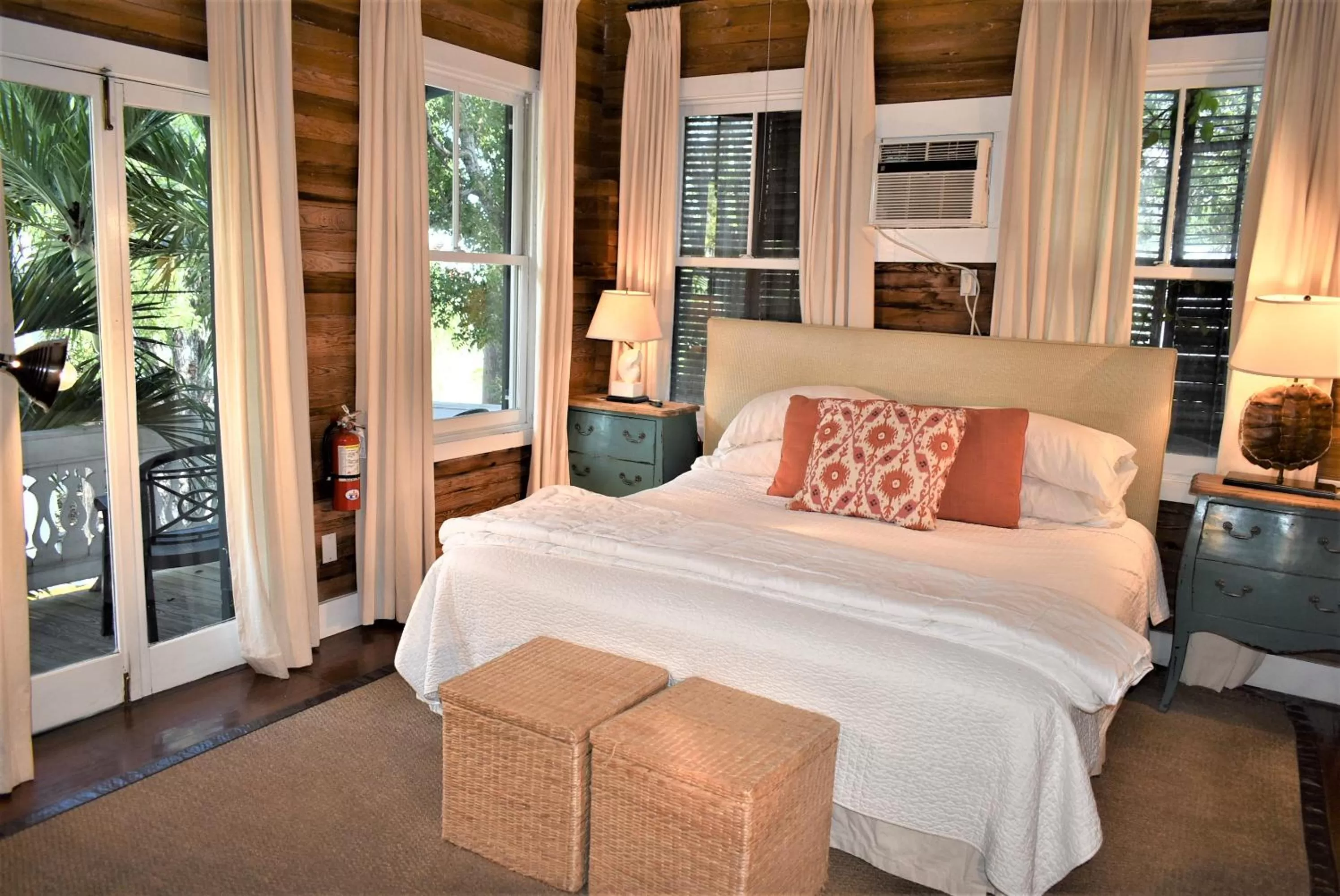 Photo of the whole room, Bed in Simonton Court Historic Inn & Cottages