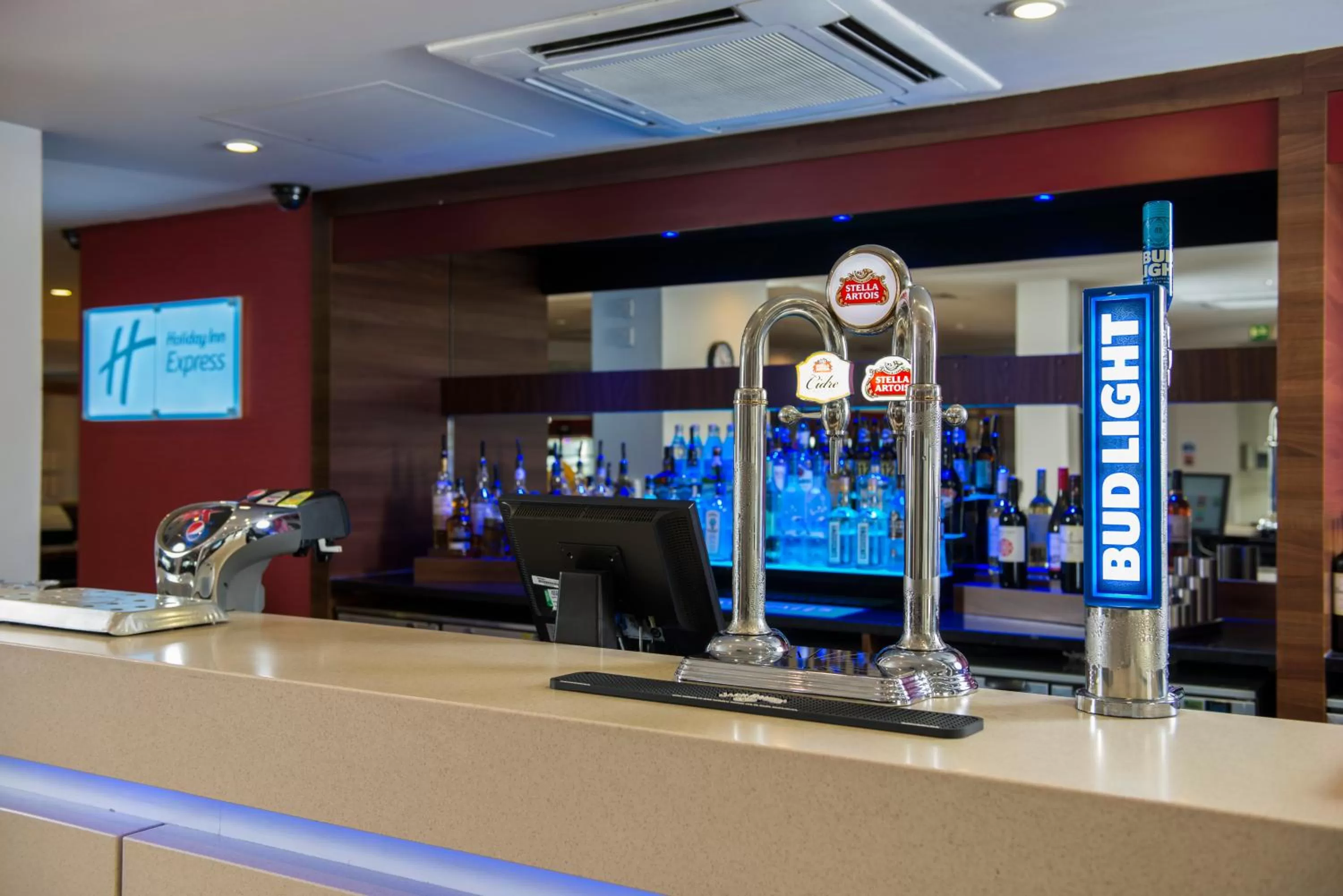 Lounge or bar in Holiday Inn Express Leeds City Centre by IHG