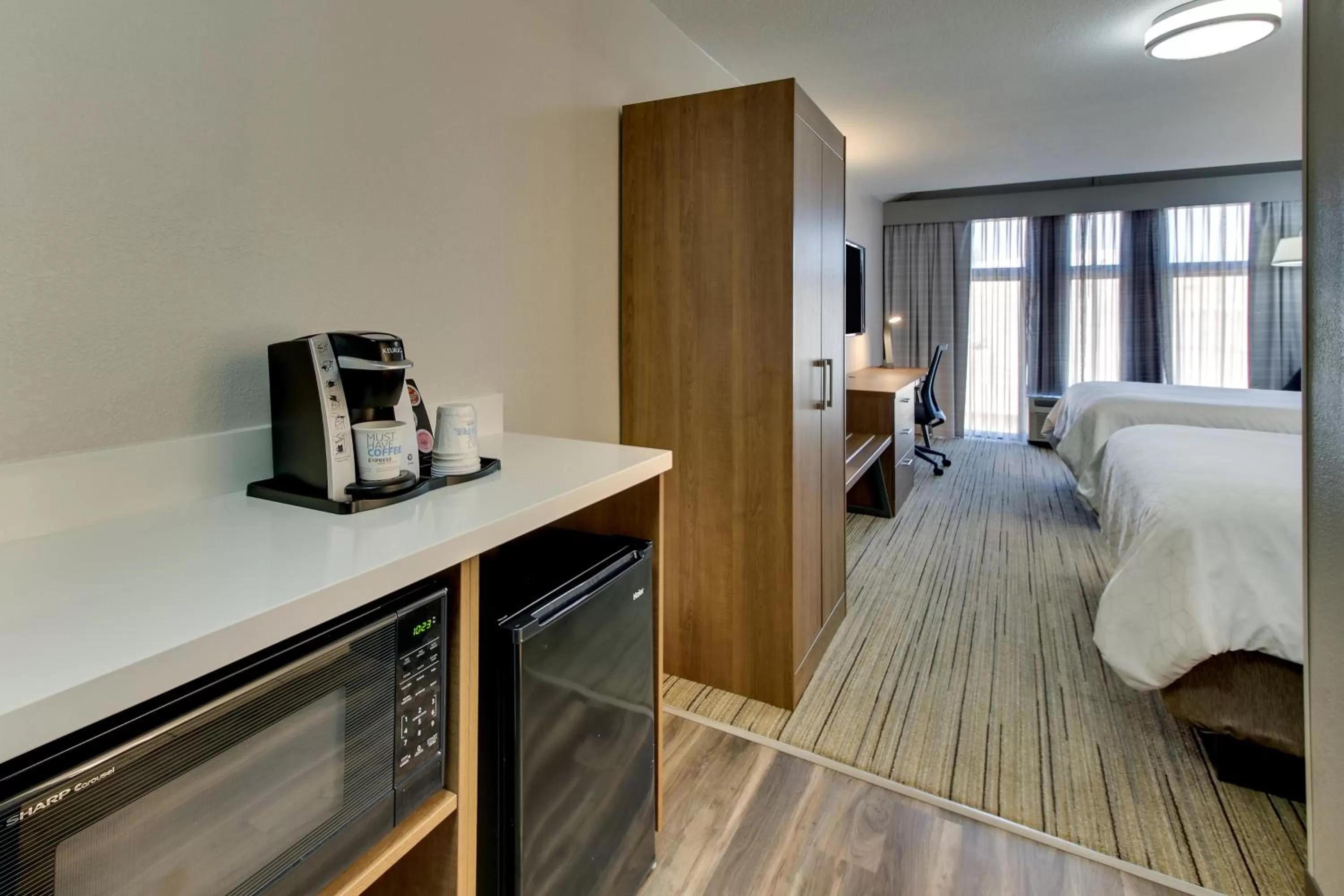 Coffee/tea facilities, Bed in Holiday Inn Express Hotel & Suites Austell Powder Springs by IHG