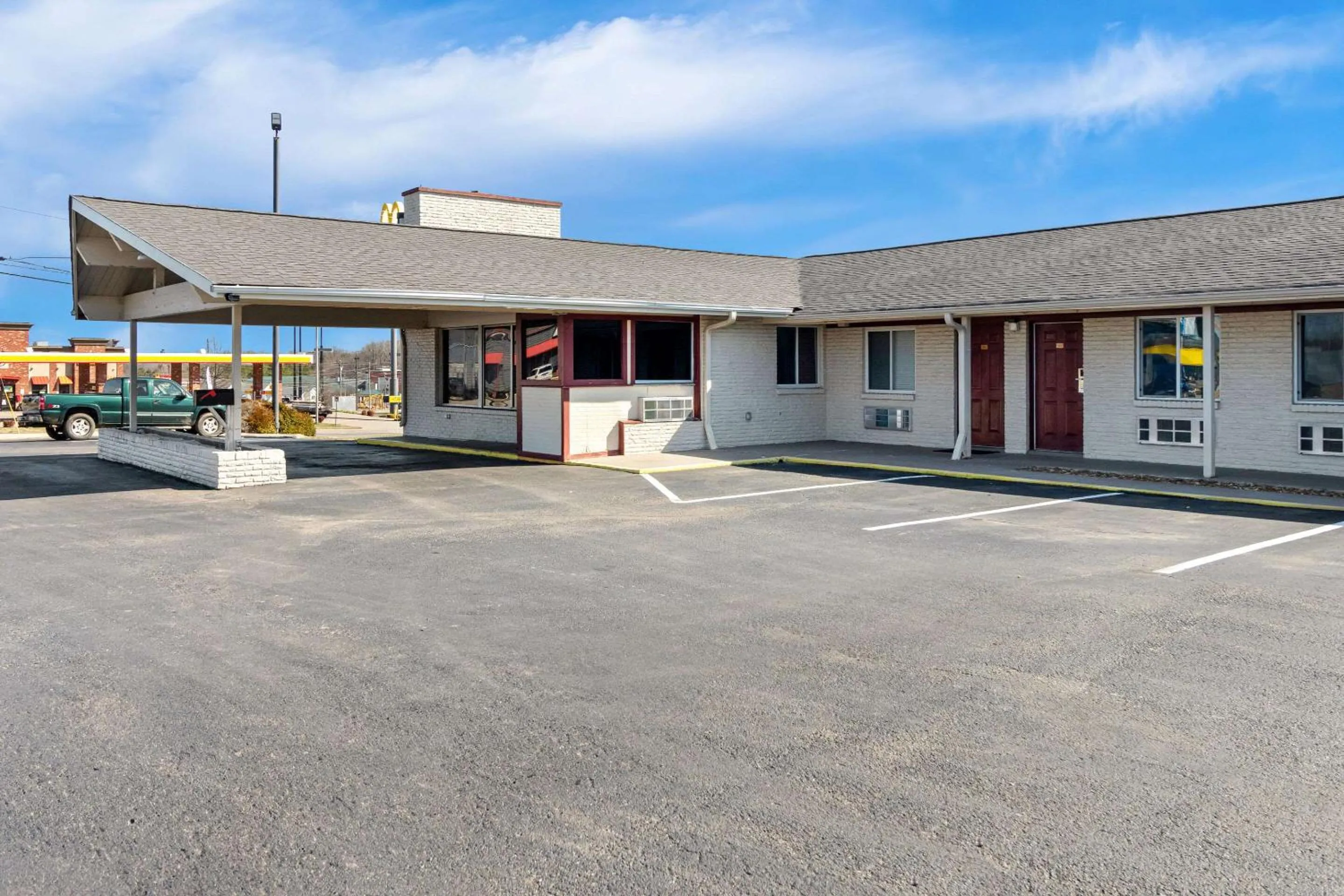 Property building in Rodeway Inn Dickson