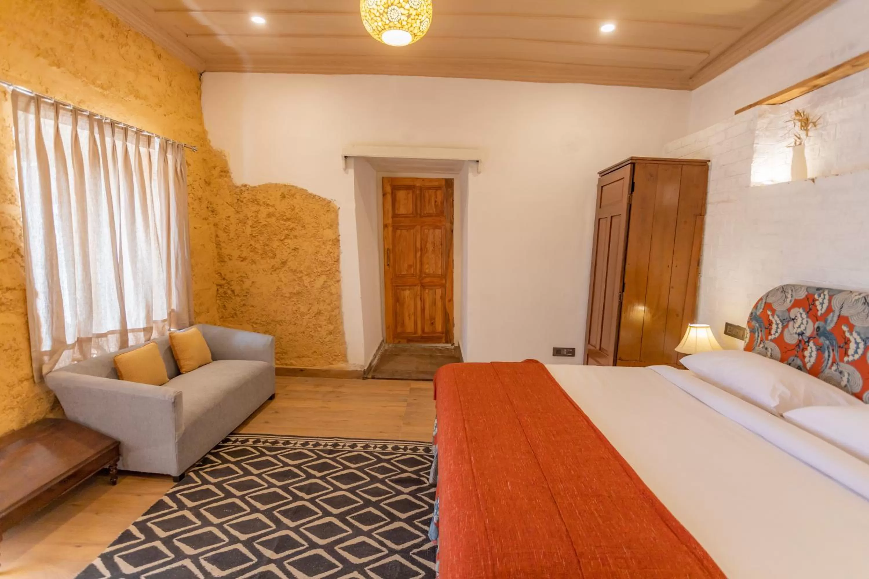 Photo of the whole room, Bed in Seclude Shimla, Taraview