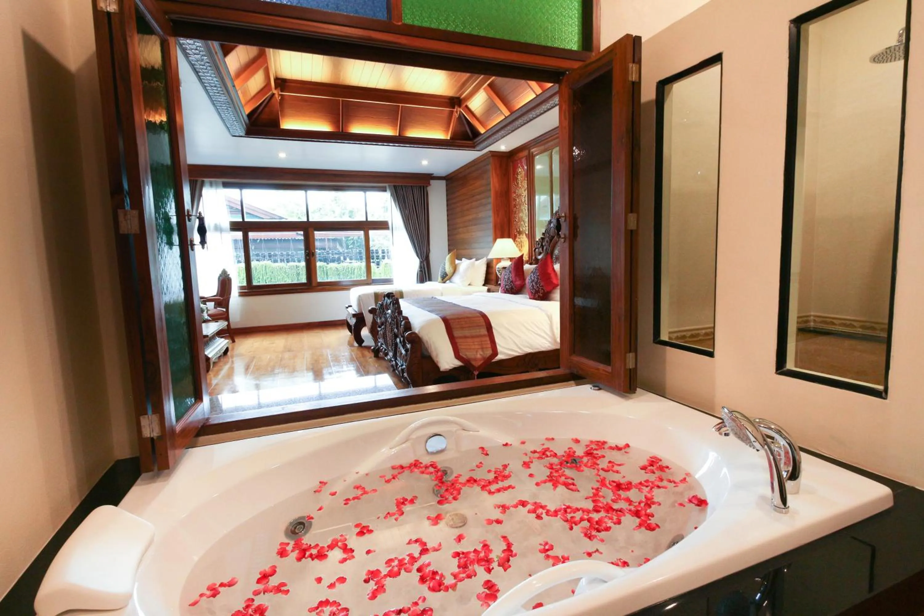 Hot Tub, Bed in Pingviman Hotel