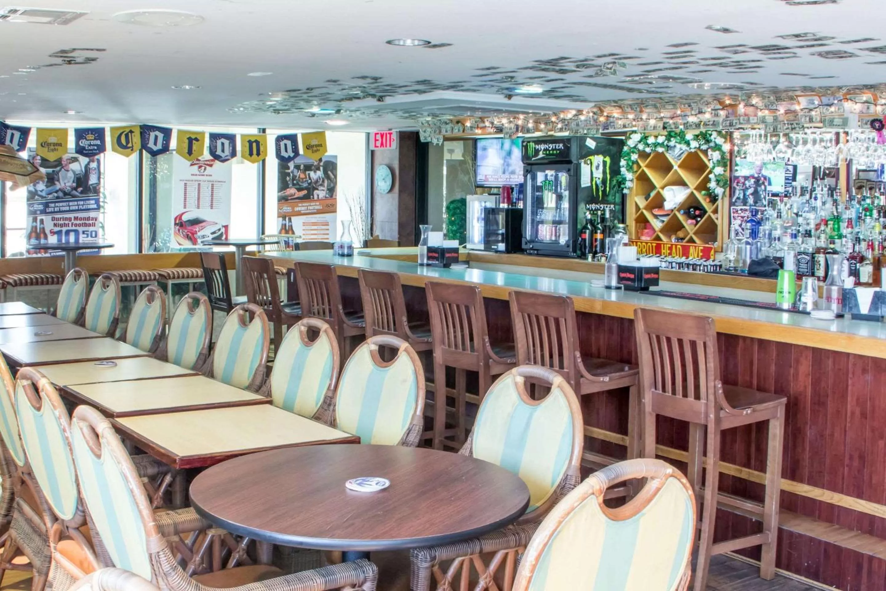 Lounge or bar in Clarion Hotel Broken Arrow - Tulsa