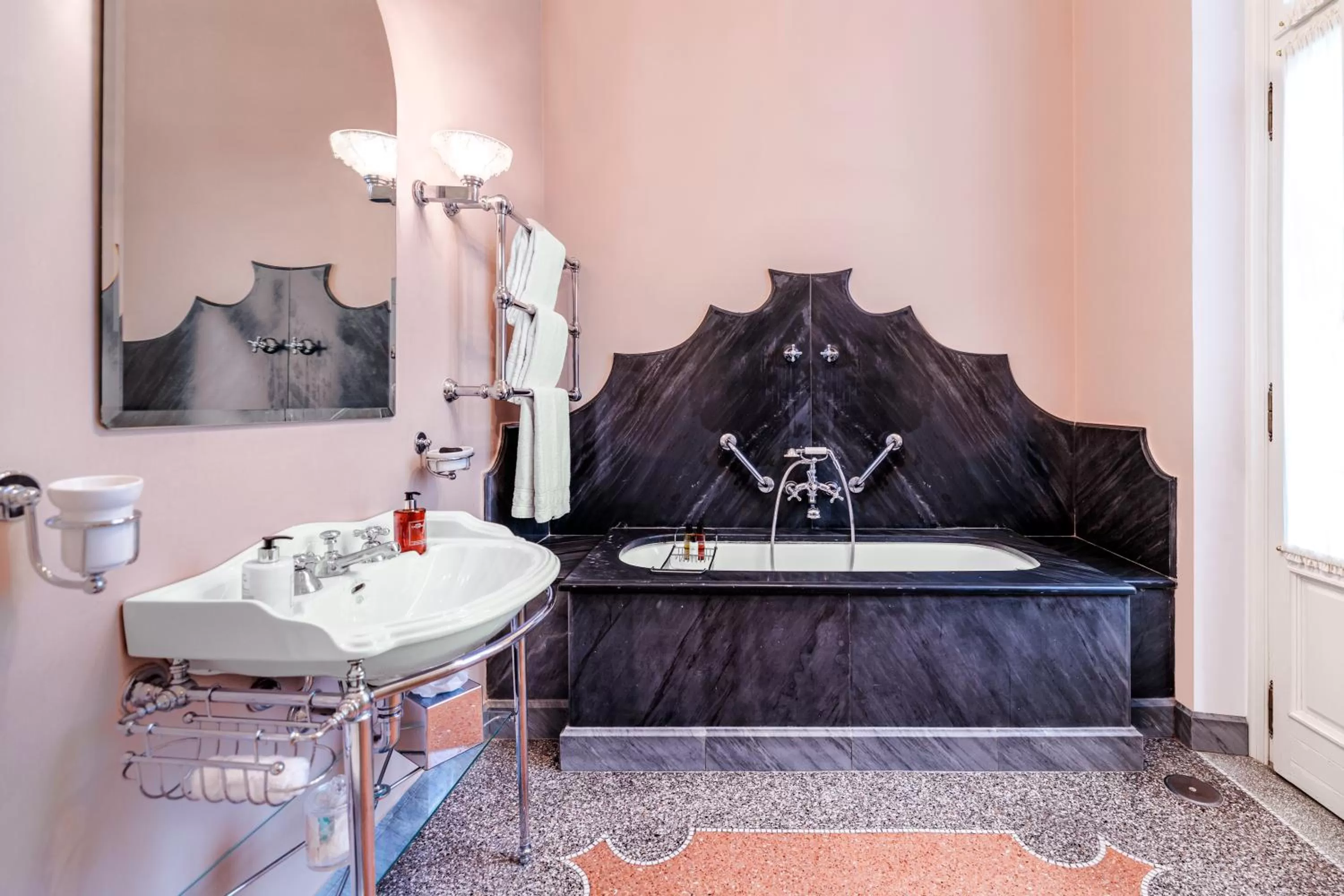 Toilet in Hotel Locarno