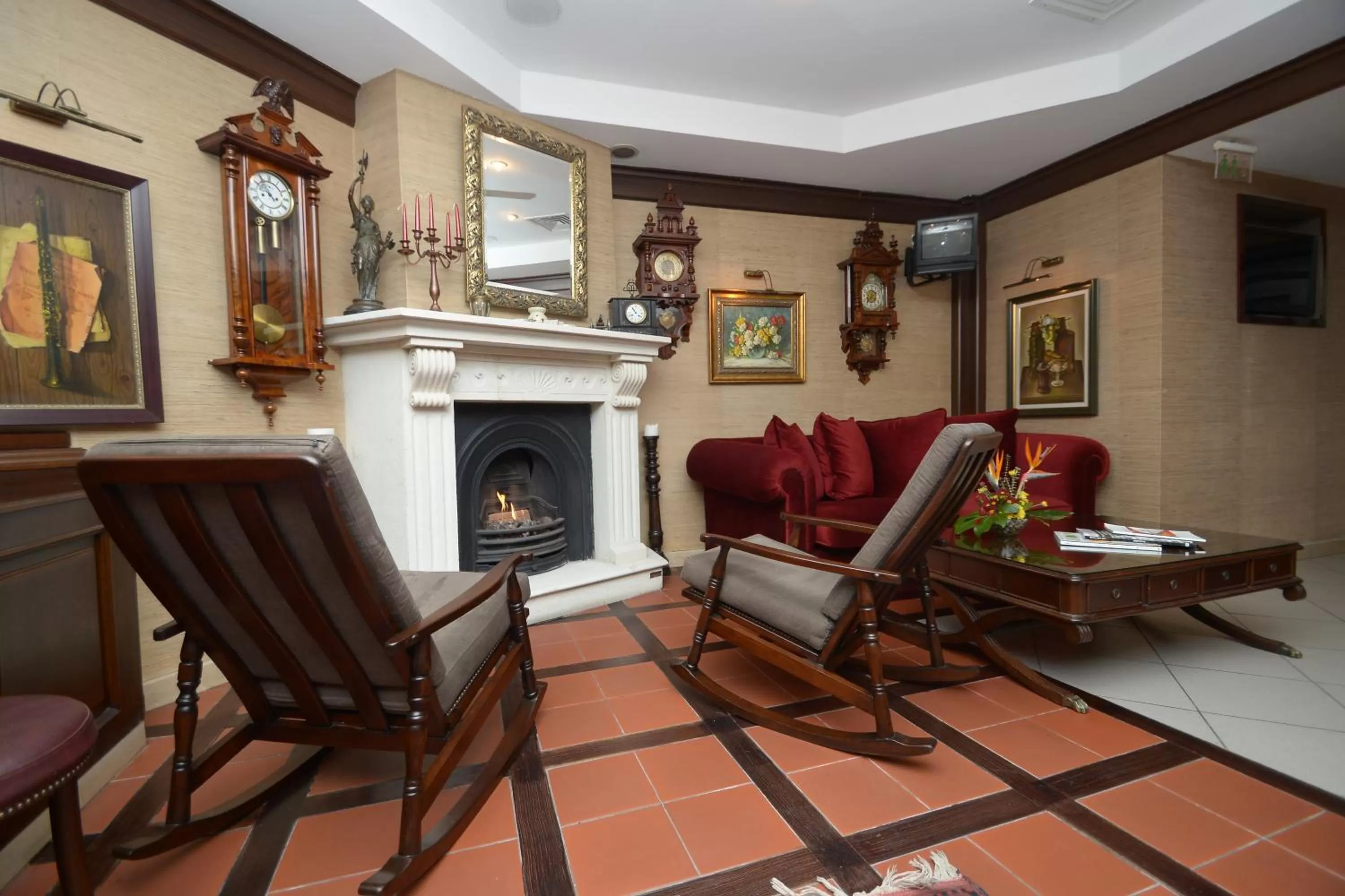 Communal lounge/ TV room in Karaca Hotel