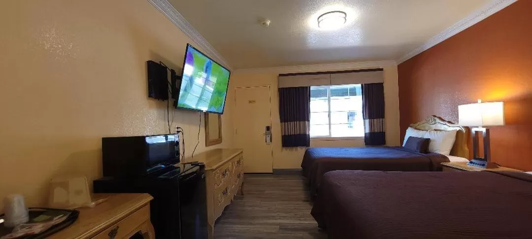 Photo of the whole room, Bed in Lakeview Inn