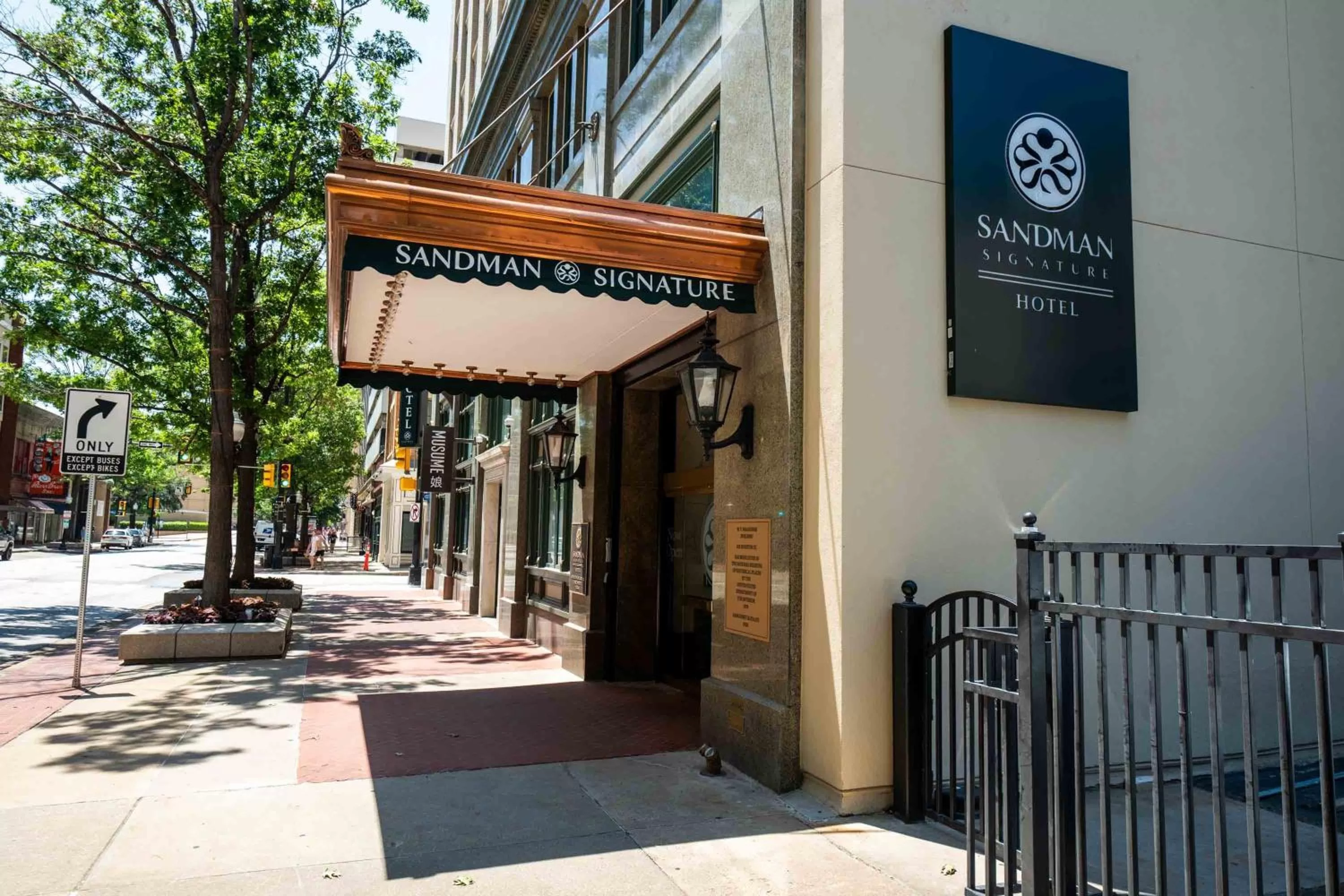 Property building in Sandman Signature Fort Worth Downtown Hotel