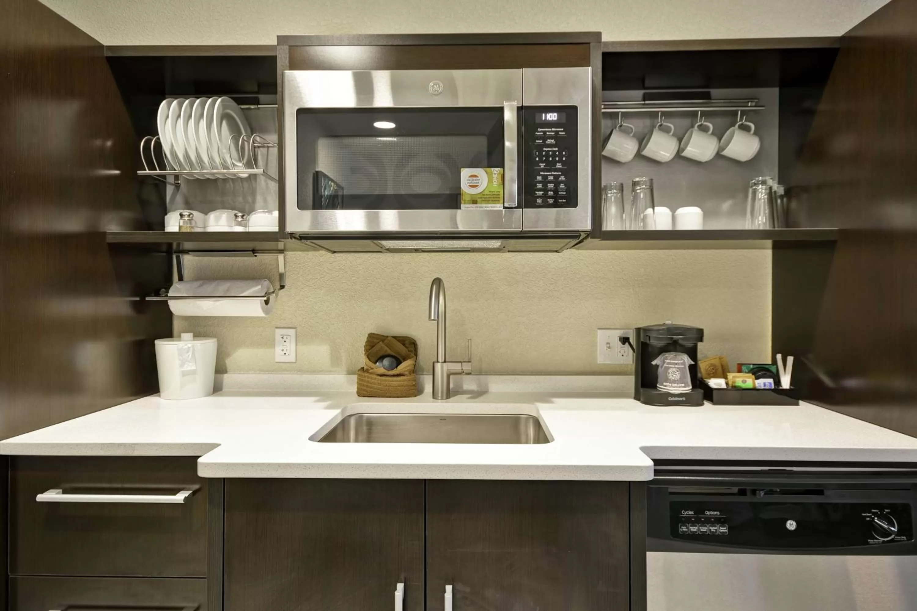 Kitchen or kitchenette in Home2 Suites by Hilton KCI Airport