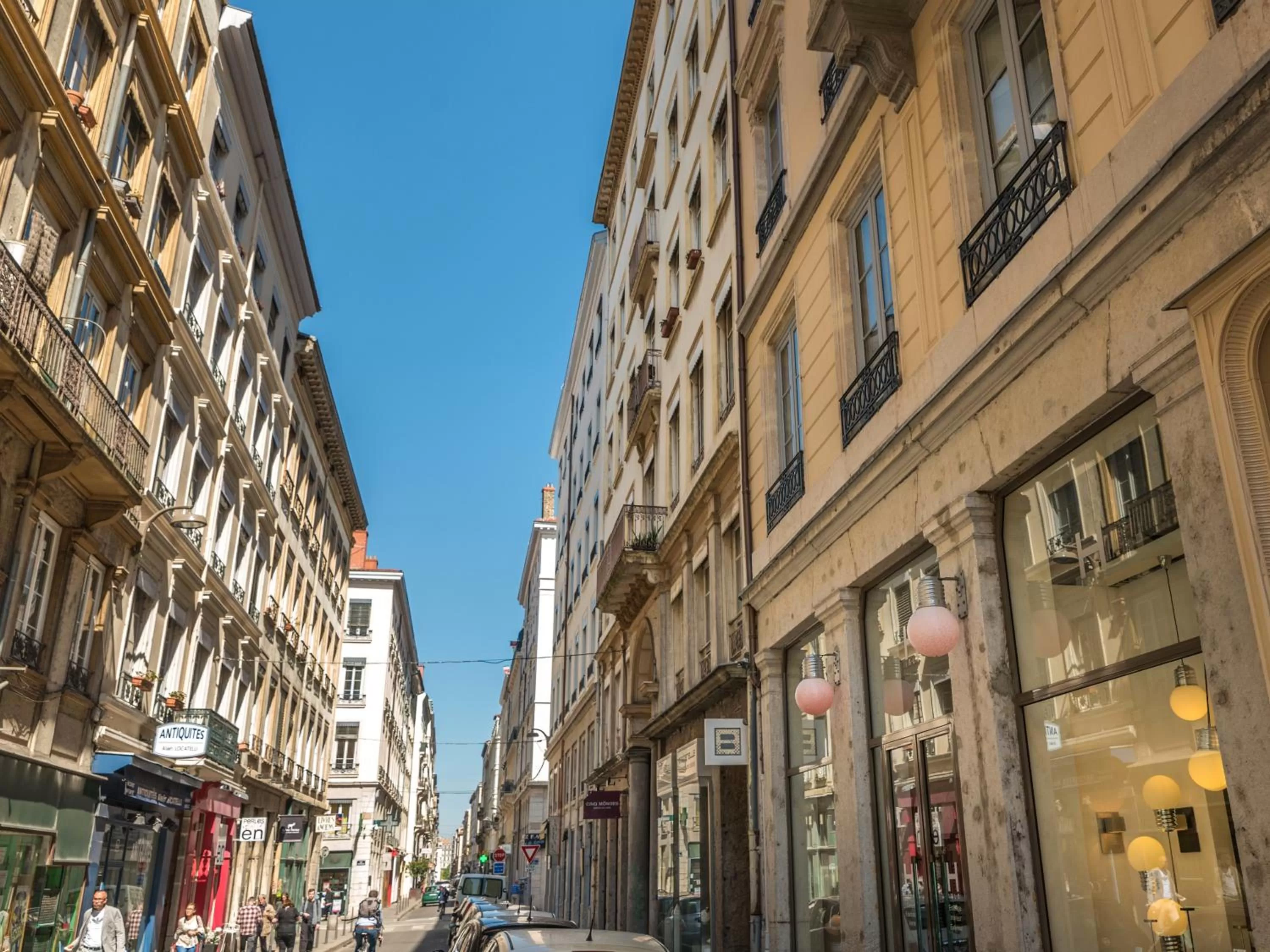 Property building, Neighborhood in MiHotel Comte