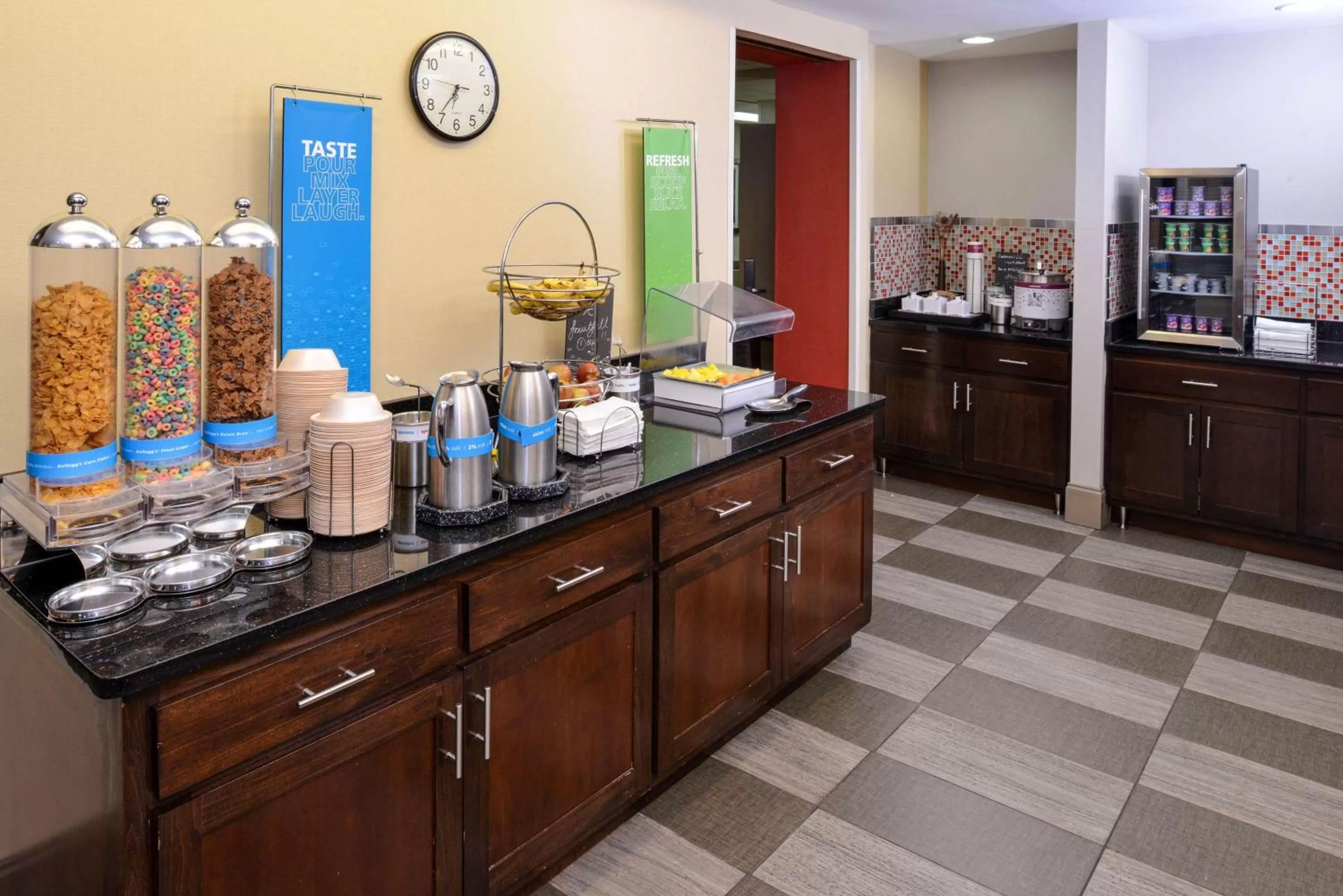 Dining area in Hampton Inn Nashville-I-24 Hickory Hollow