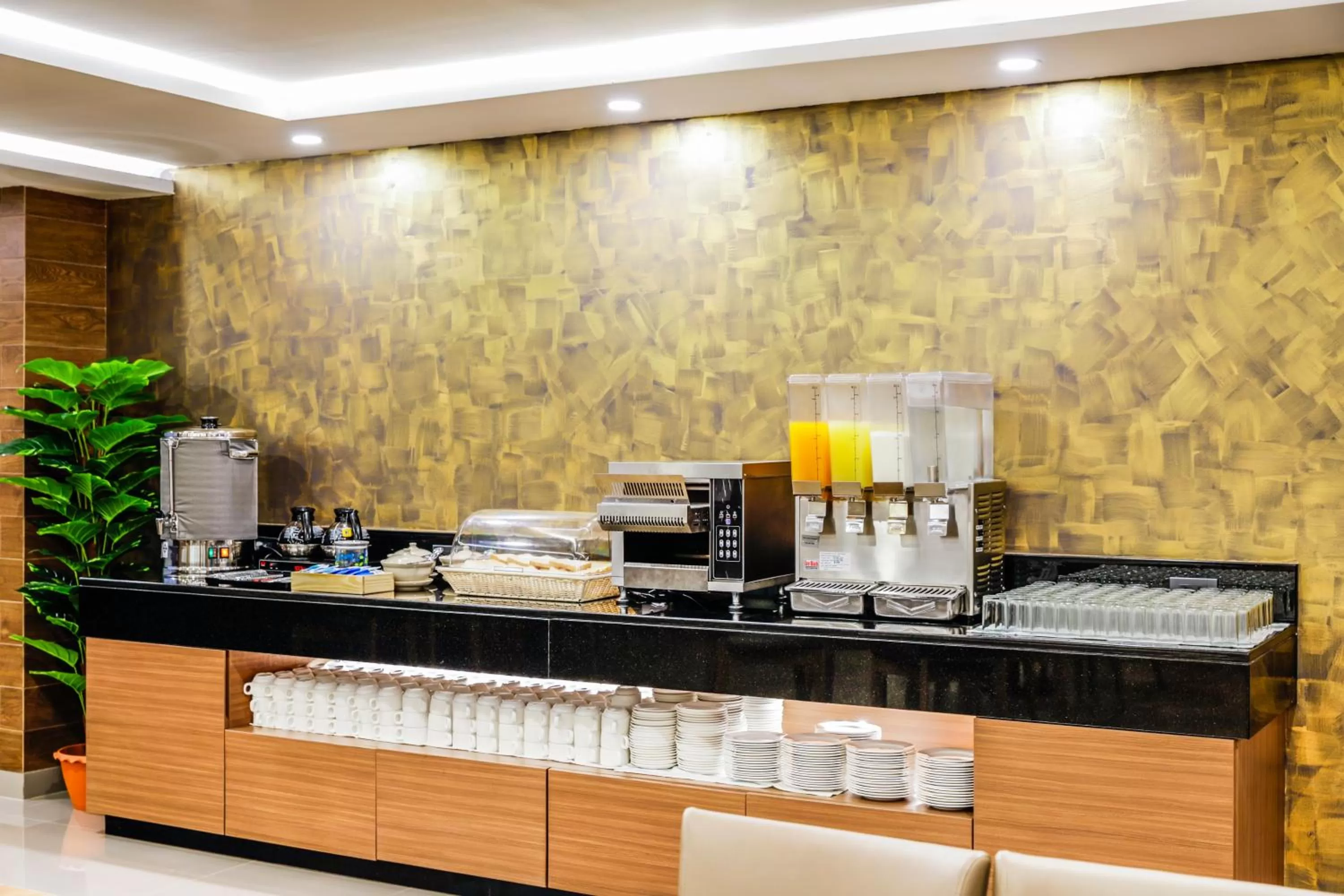 Restaurant/places to eat in Livotel Hotel Hua Mak Bangkok