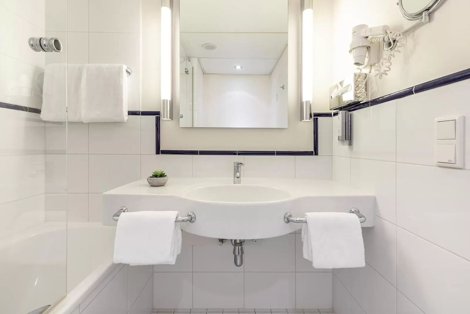 Bathroom in Garner Hotel Rüsselsheim by IHG