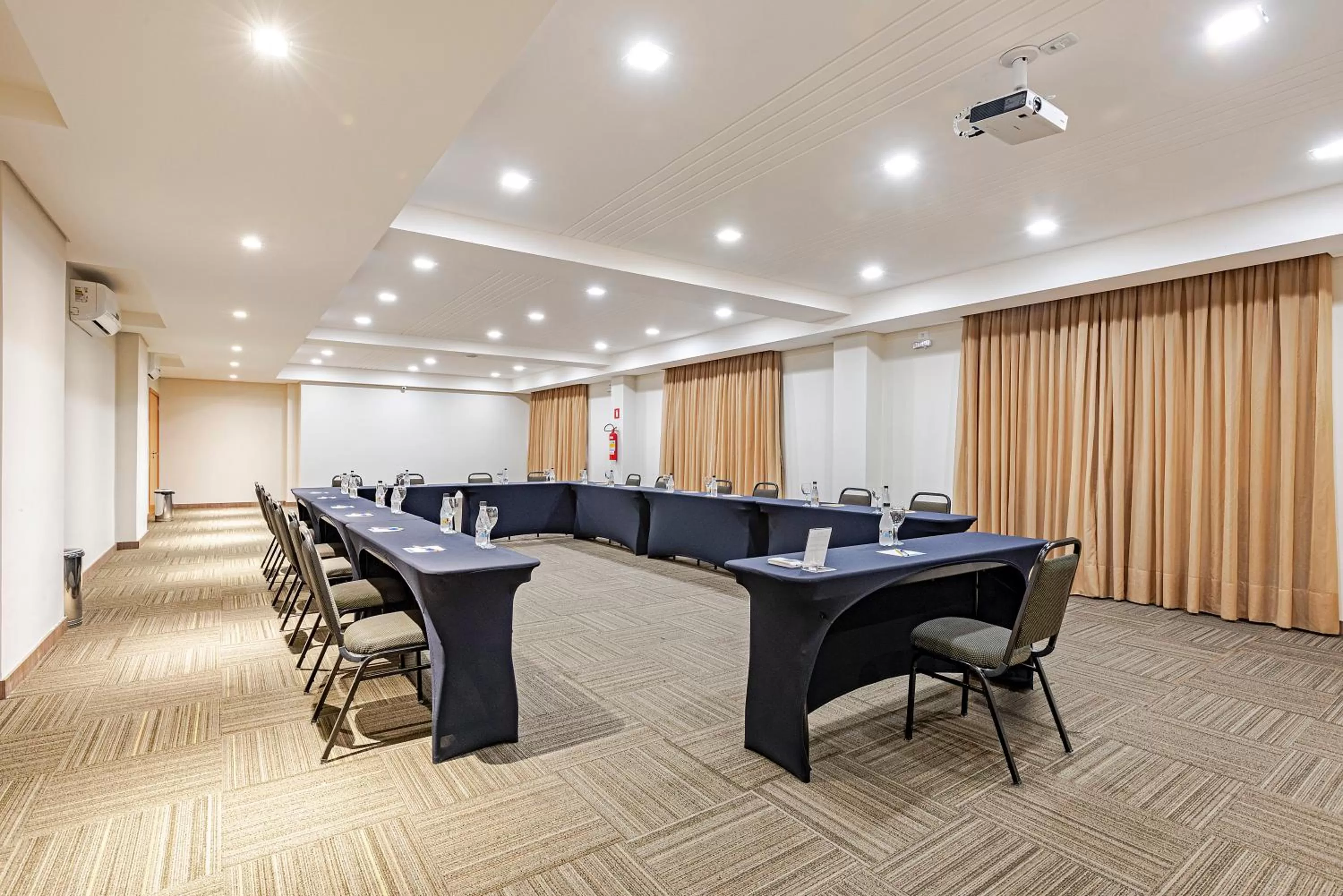 Meeting/conference room in Slim Curitiba Av das Torres