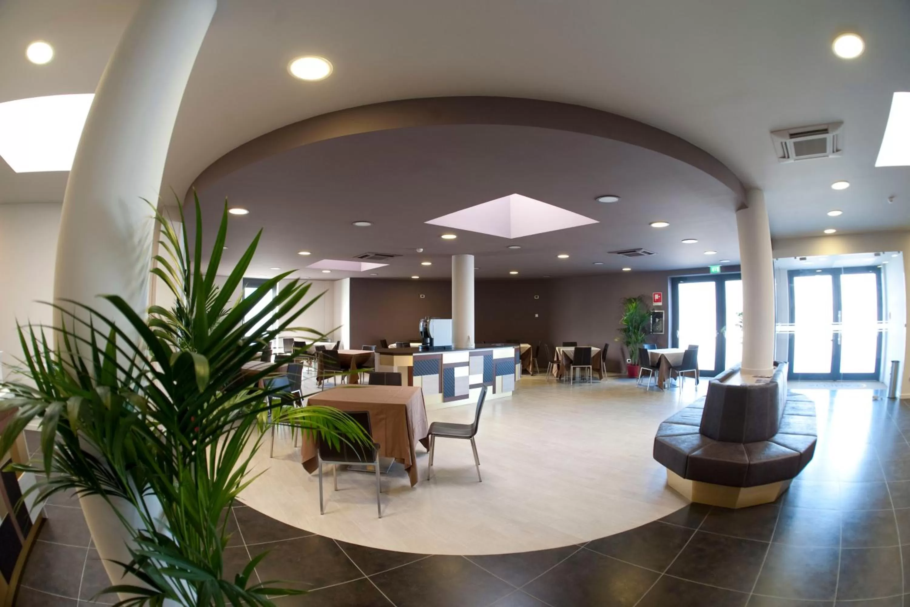 Restaurant/places to eat in Hotel Camelia