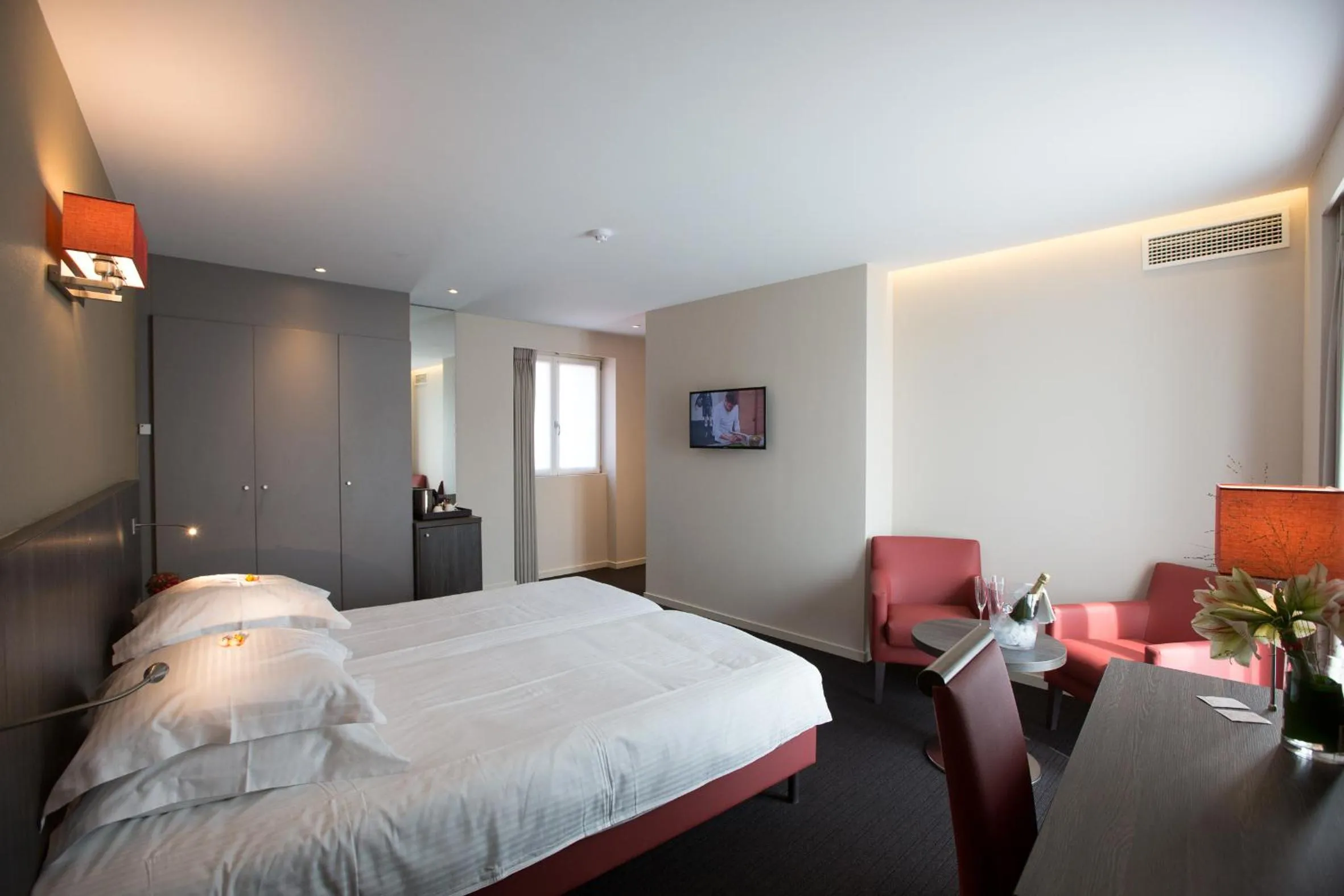 Photo of the whole room, Bed in Albion Hotel