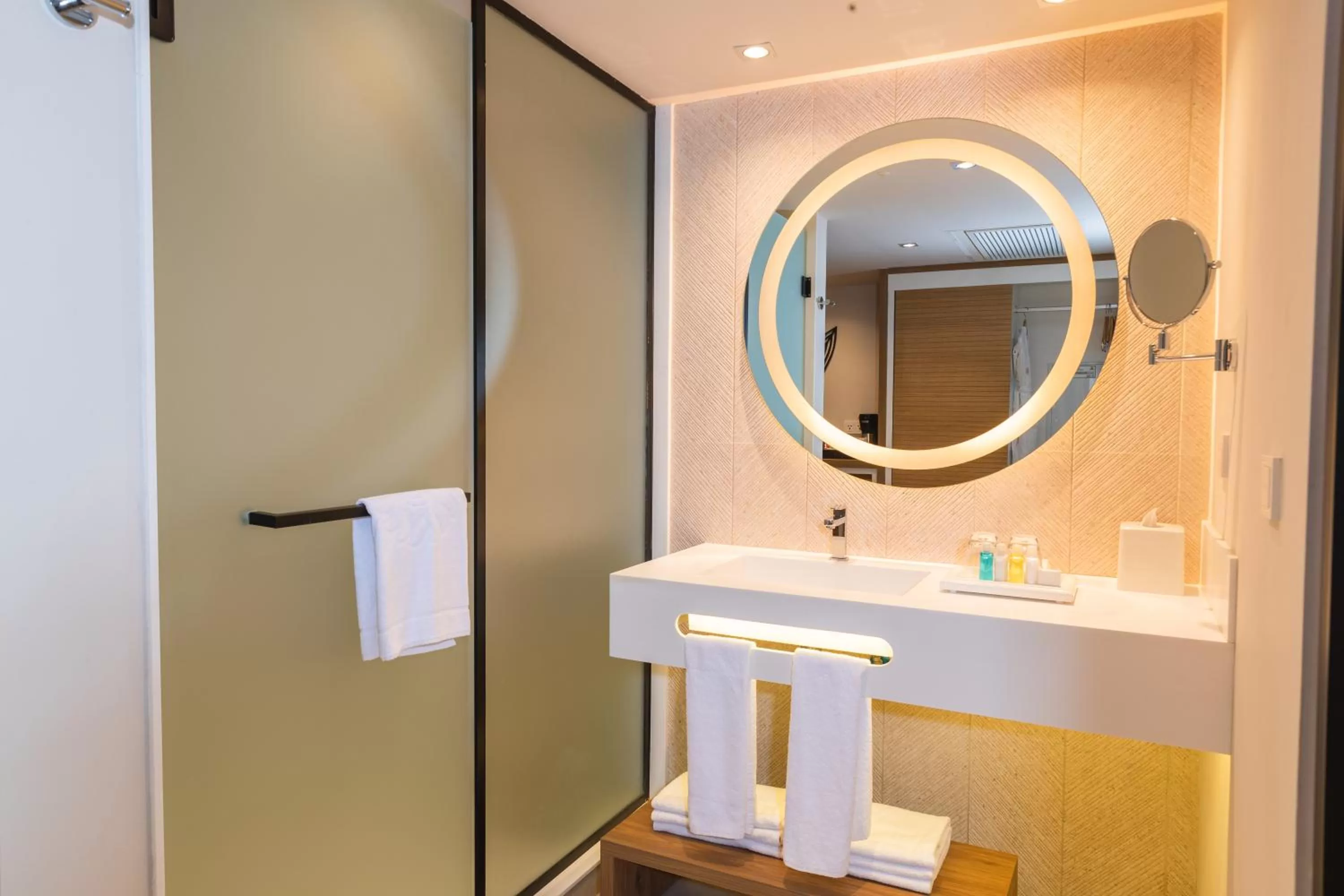 Junior Suite Deluxe Swim Up (2 Adults + 1 Child) in Bahia Principe Luxury Akumal - All Inclusive