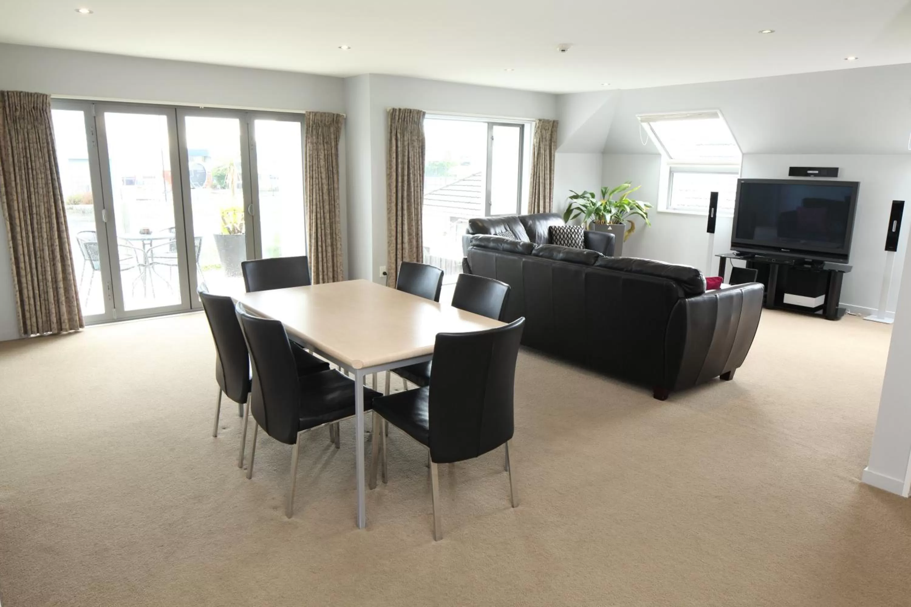 TV and multimedia in Alpha Motel with Spa-Bath