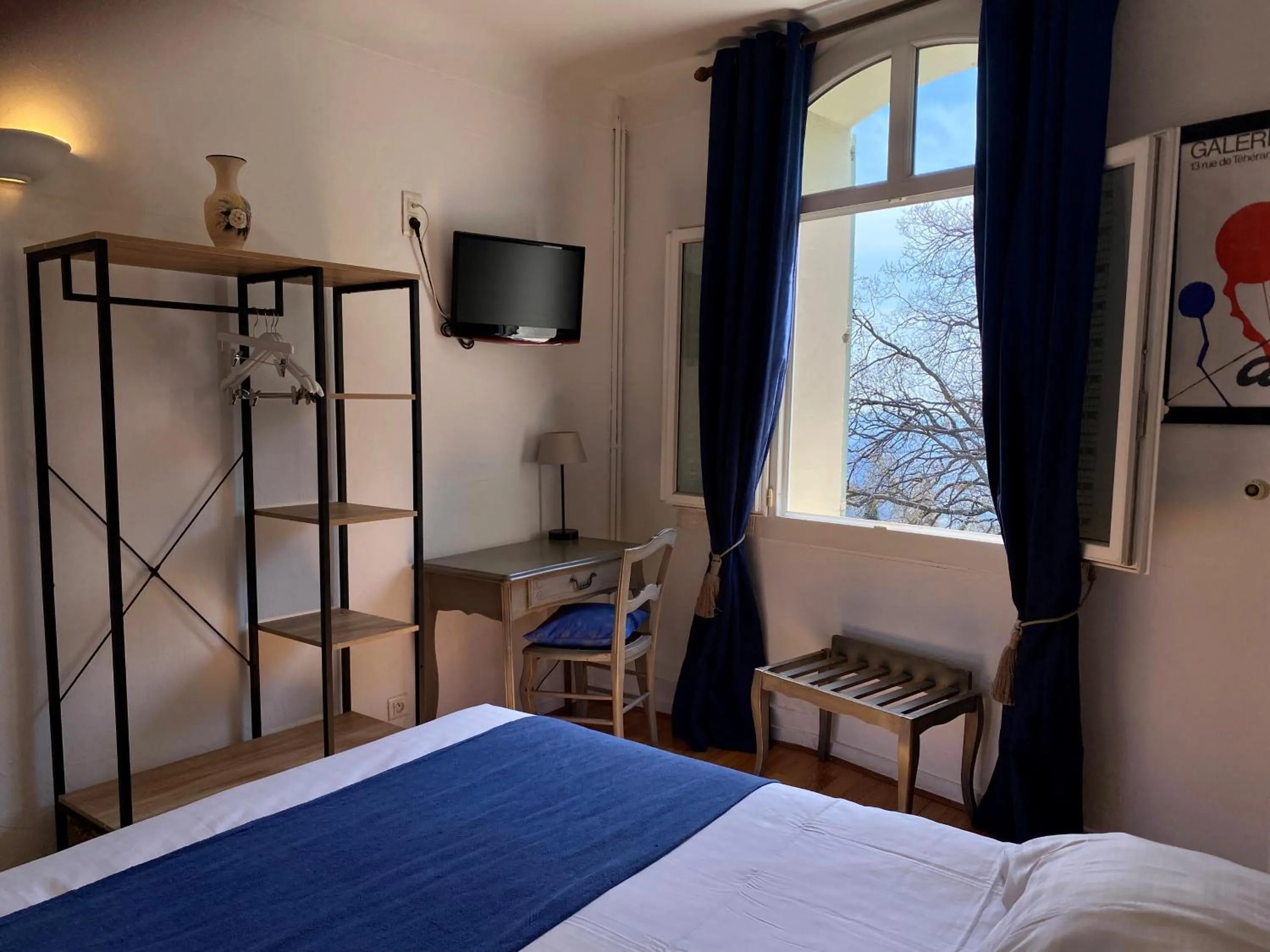 Bed in Logis Hôtel La Bellaudière