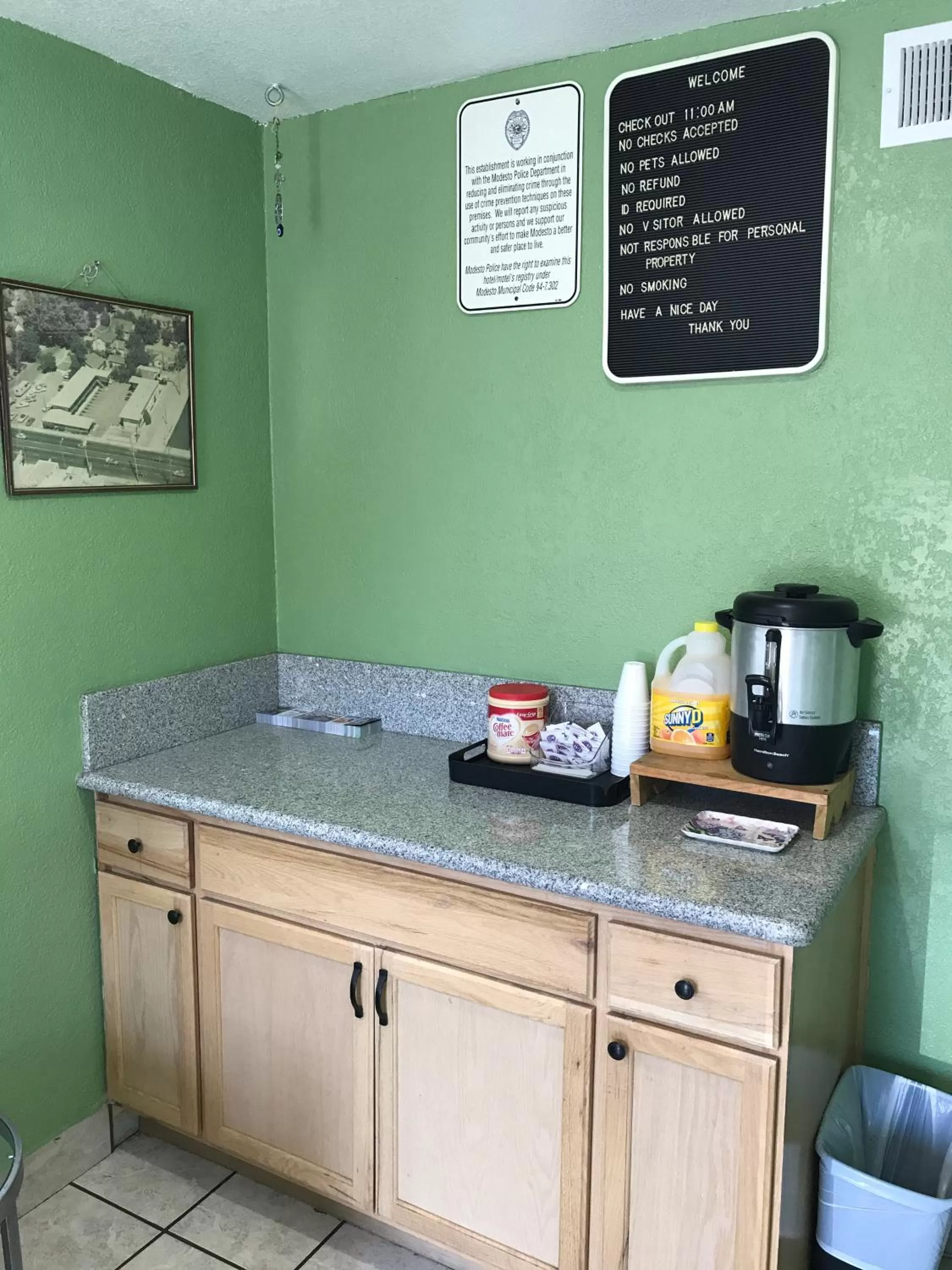 Coffee/tea facilities in Economy Inn