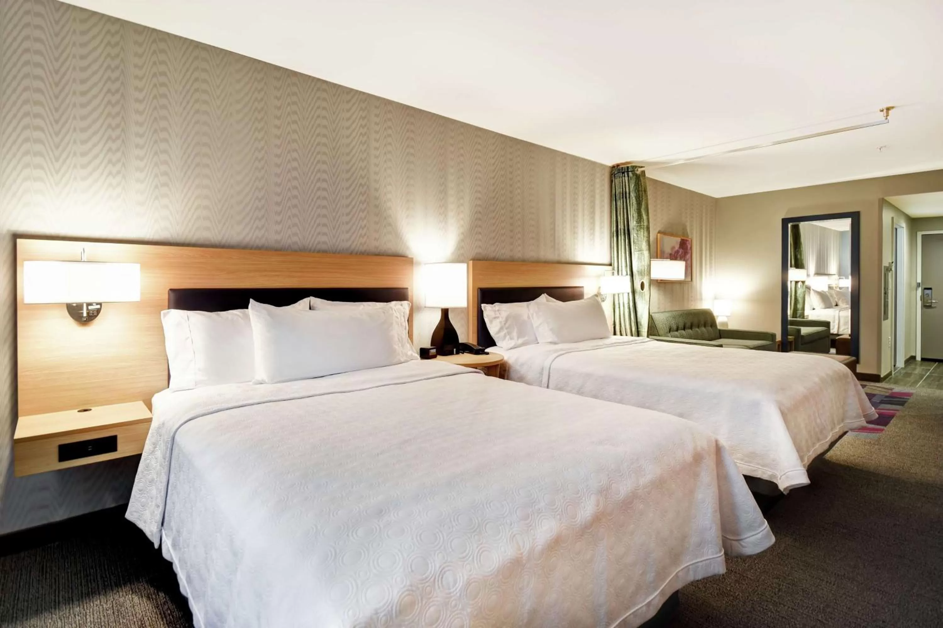 Living room, Bed in Home2 Suites By Hilton Georgetown