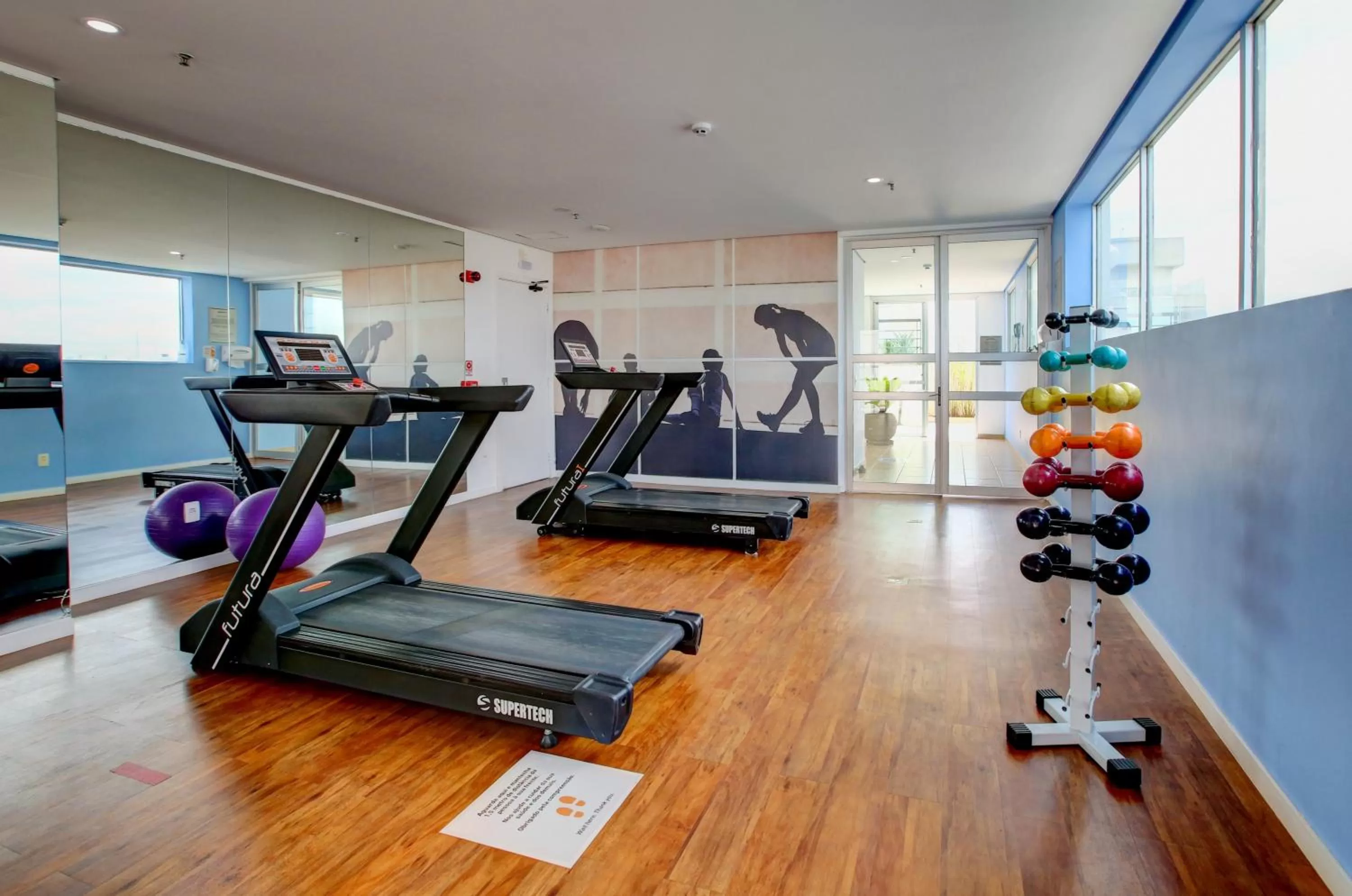 Fitness centre/facilities in Quality Suítes Oscar Freire