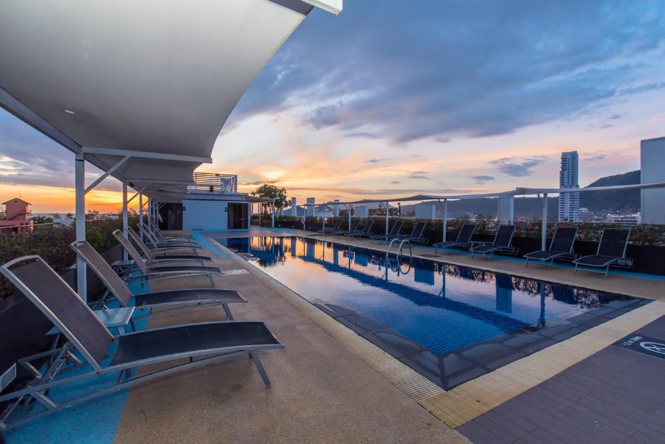 Swimming pool in ASHLEE Hub Hotel Patong