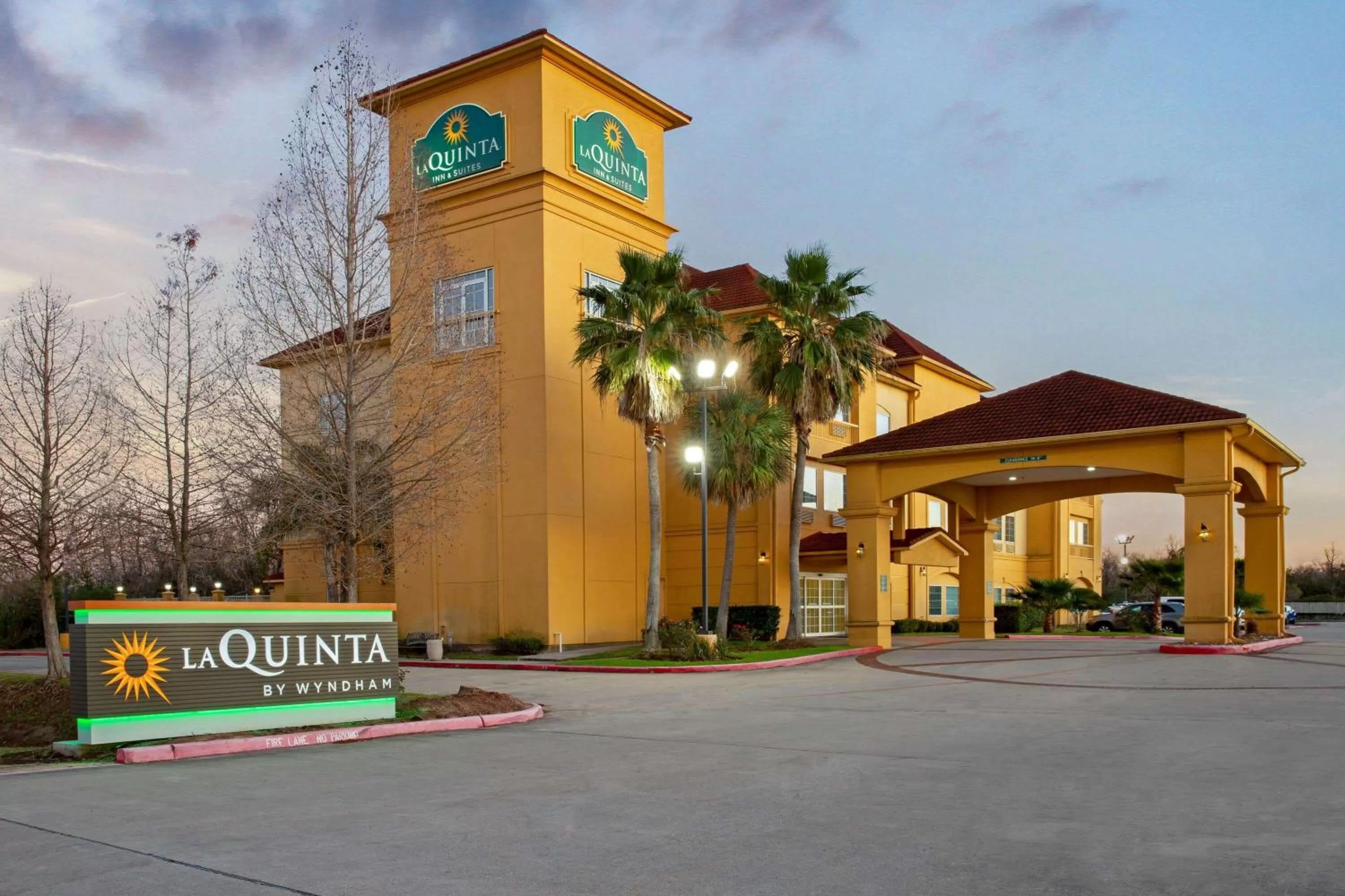 Property building in La Quinta by Wyndham Pearland
