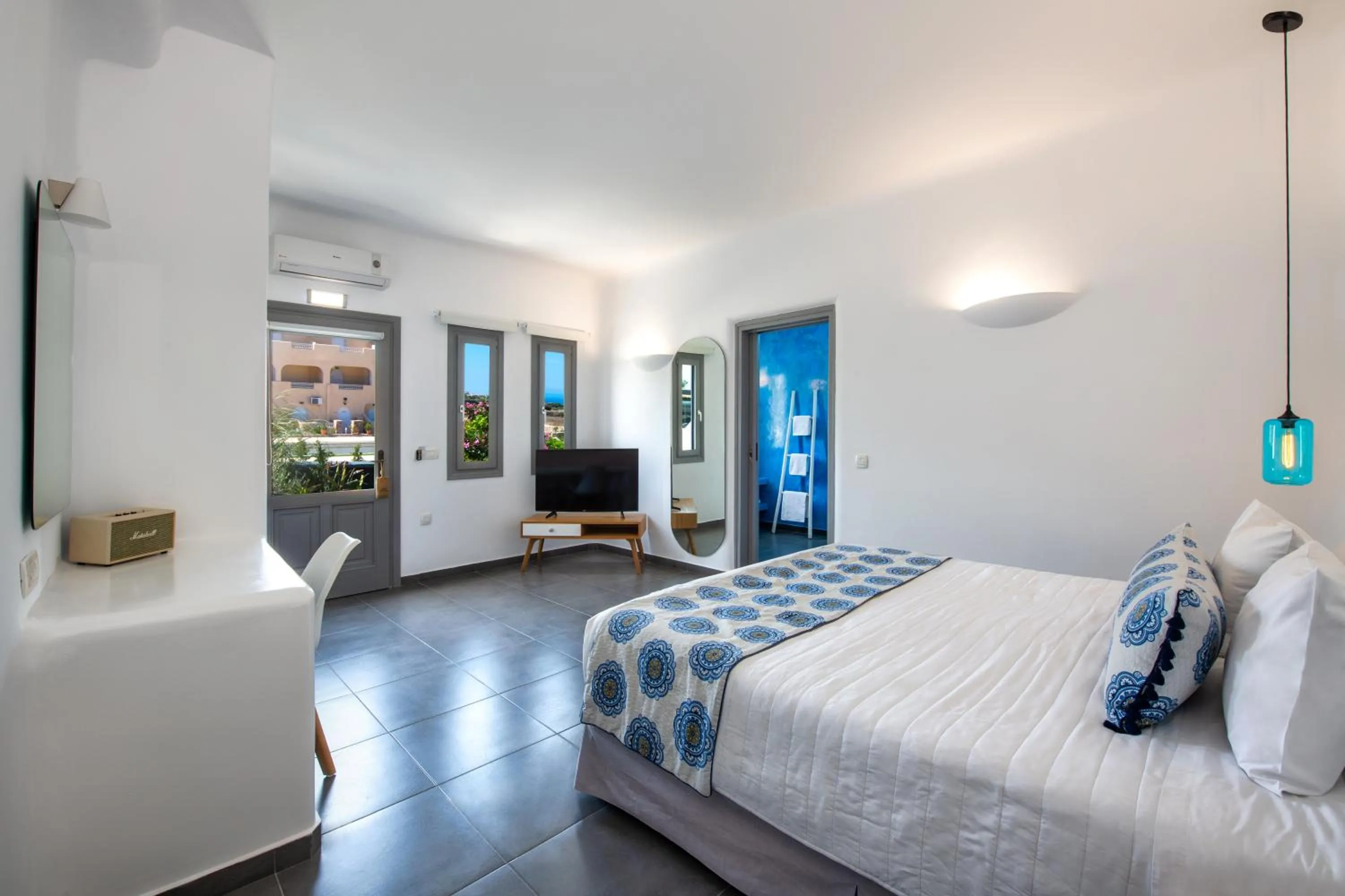 TV and multimedia, Bed in San Marino Suites by Calm Collection