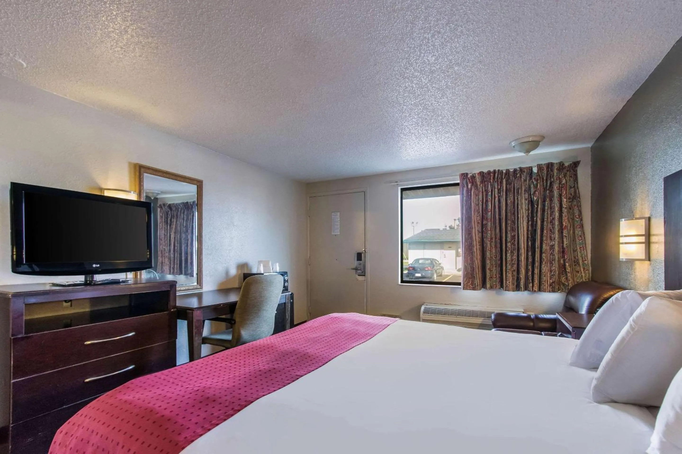 Photo of the whole room, Bed in Rodeway Inn Near Hall of Fame