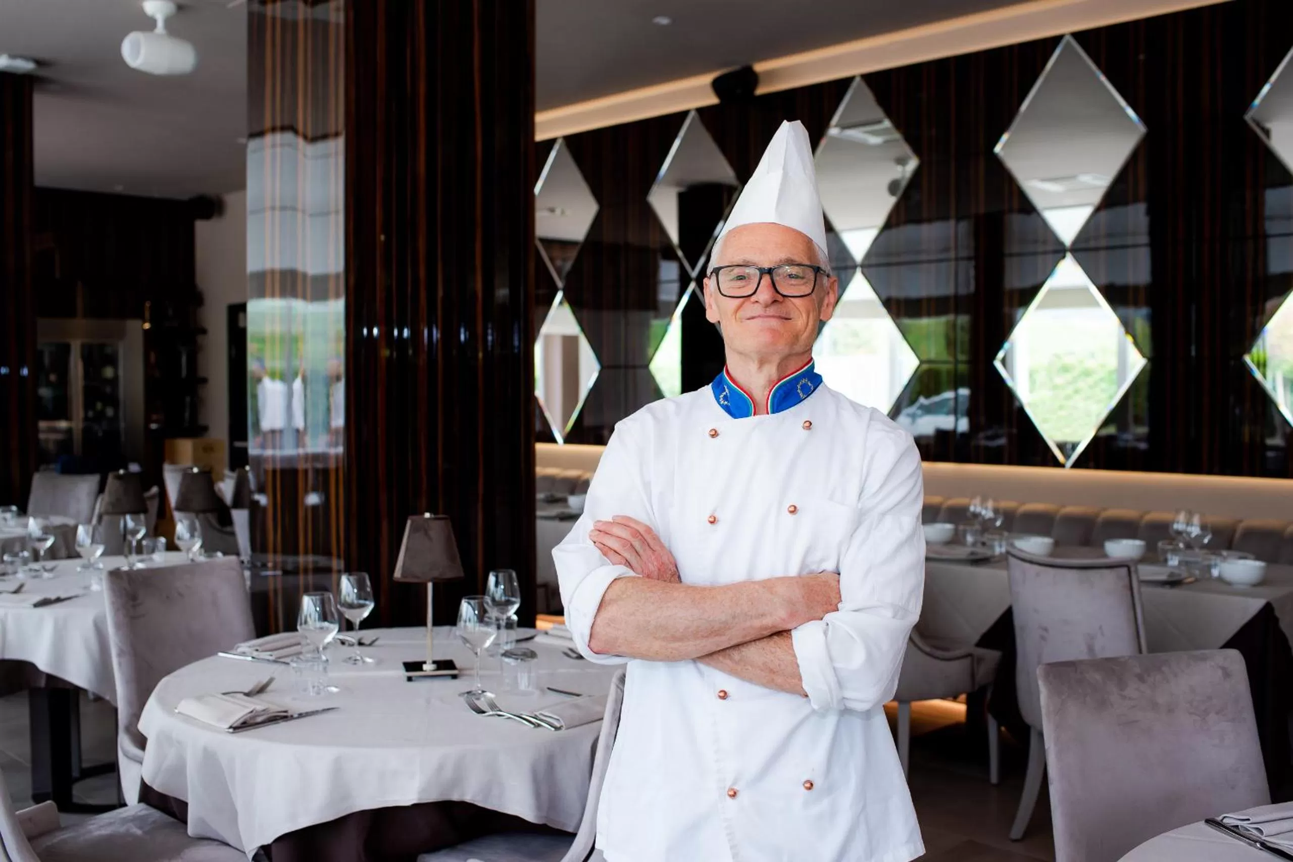 Restaurant/places to eat in M2 Hotel