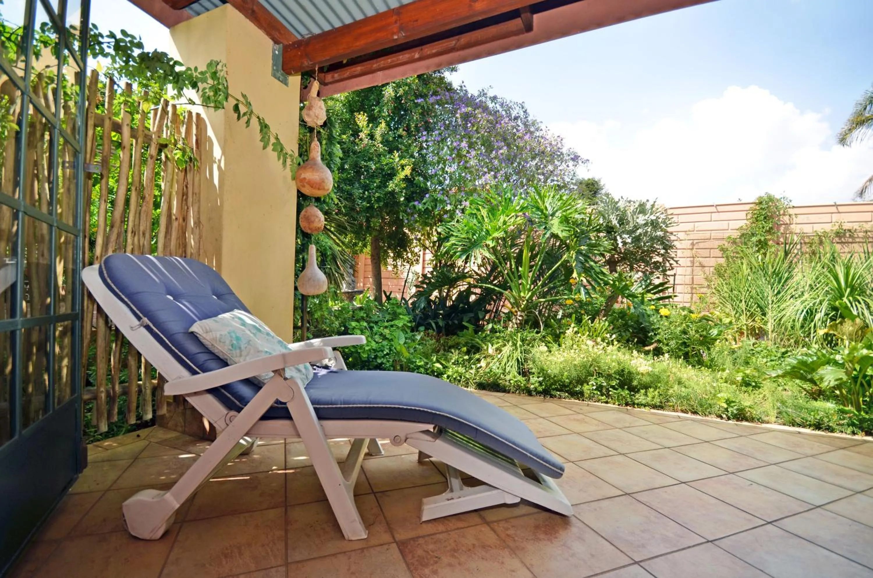 Patio in Cherry Tree Cottage B&B Linden