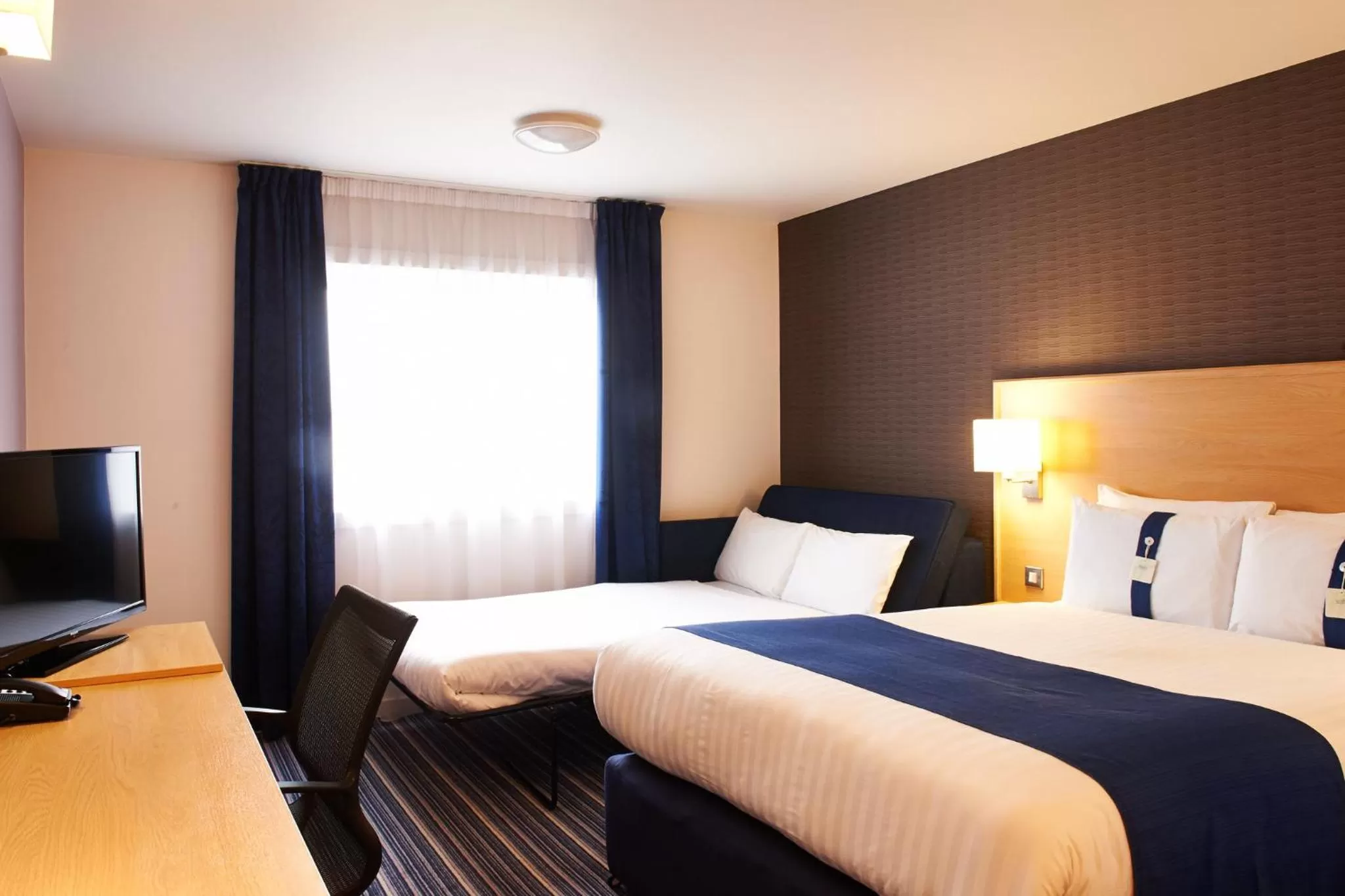 Photo of the whole room, Bed in Holiday Inn Express Manchester Airport by IHG
