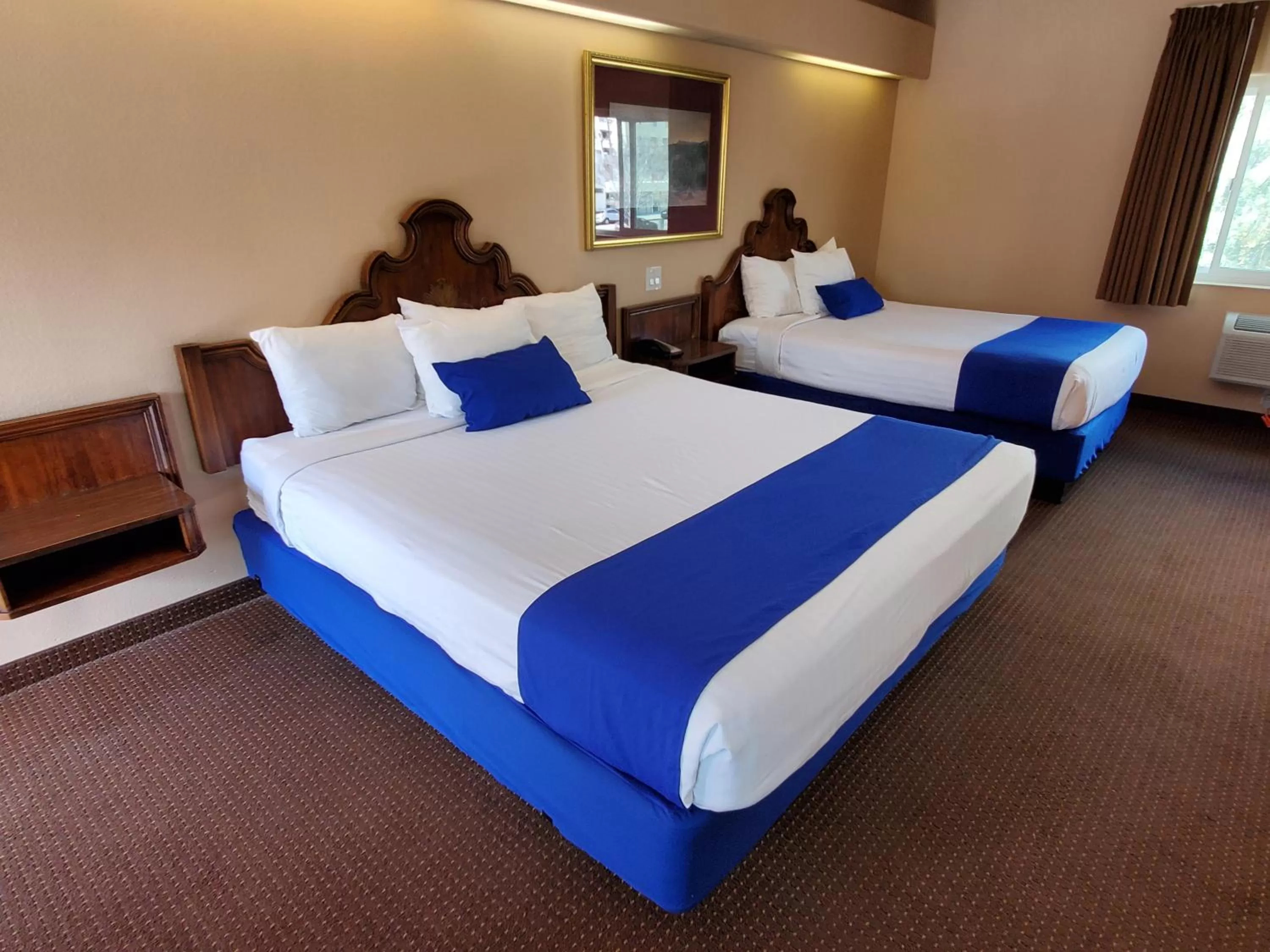 Photo of the whole room, Bed in Colony Inn