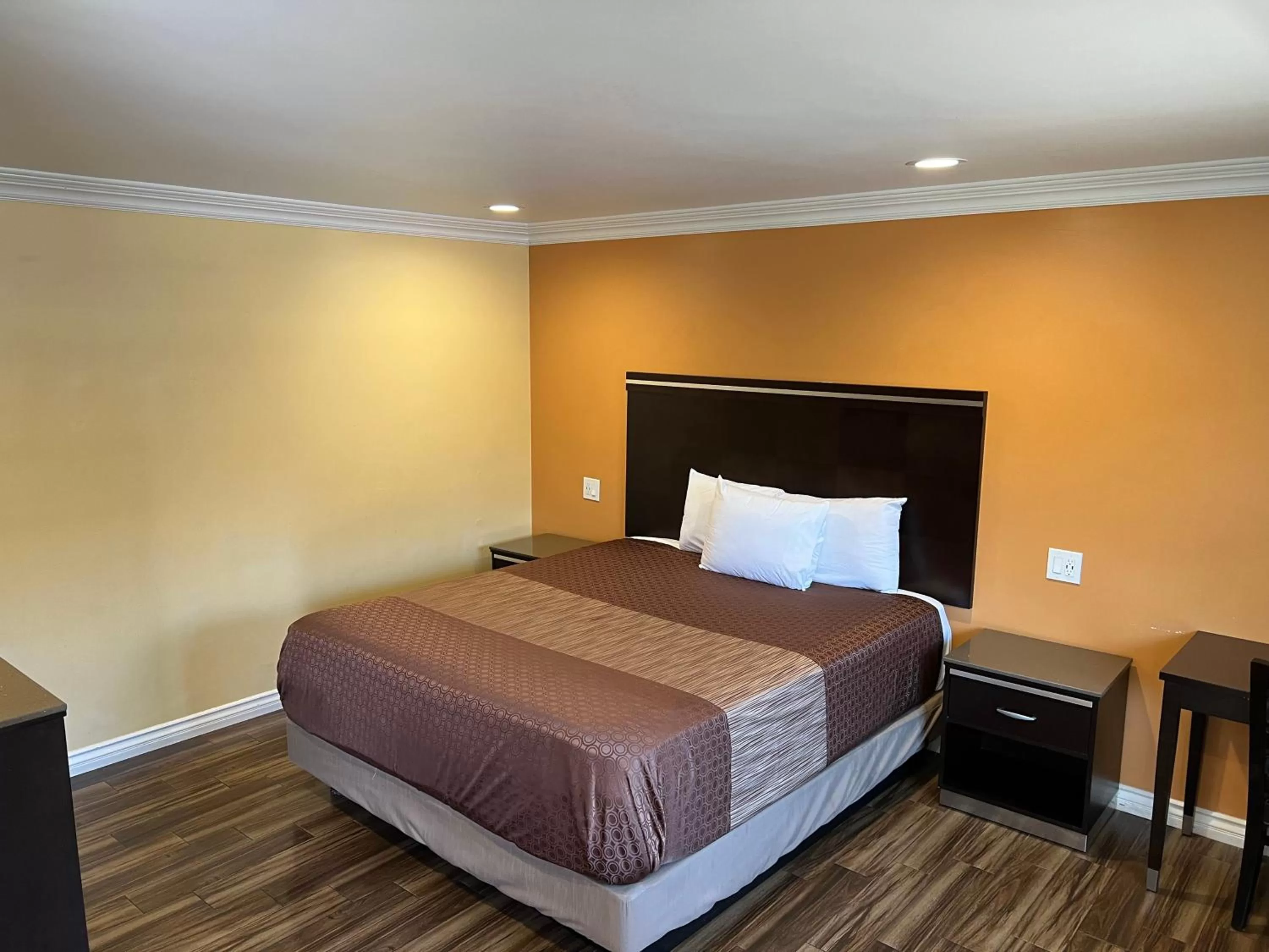 Bedroom, Bed in Walnut Inn & Suites West Covina