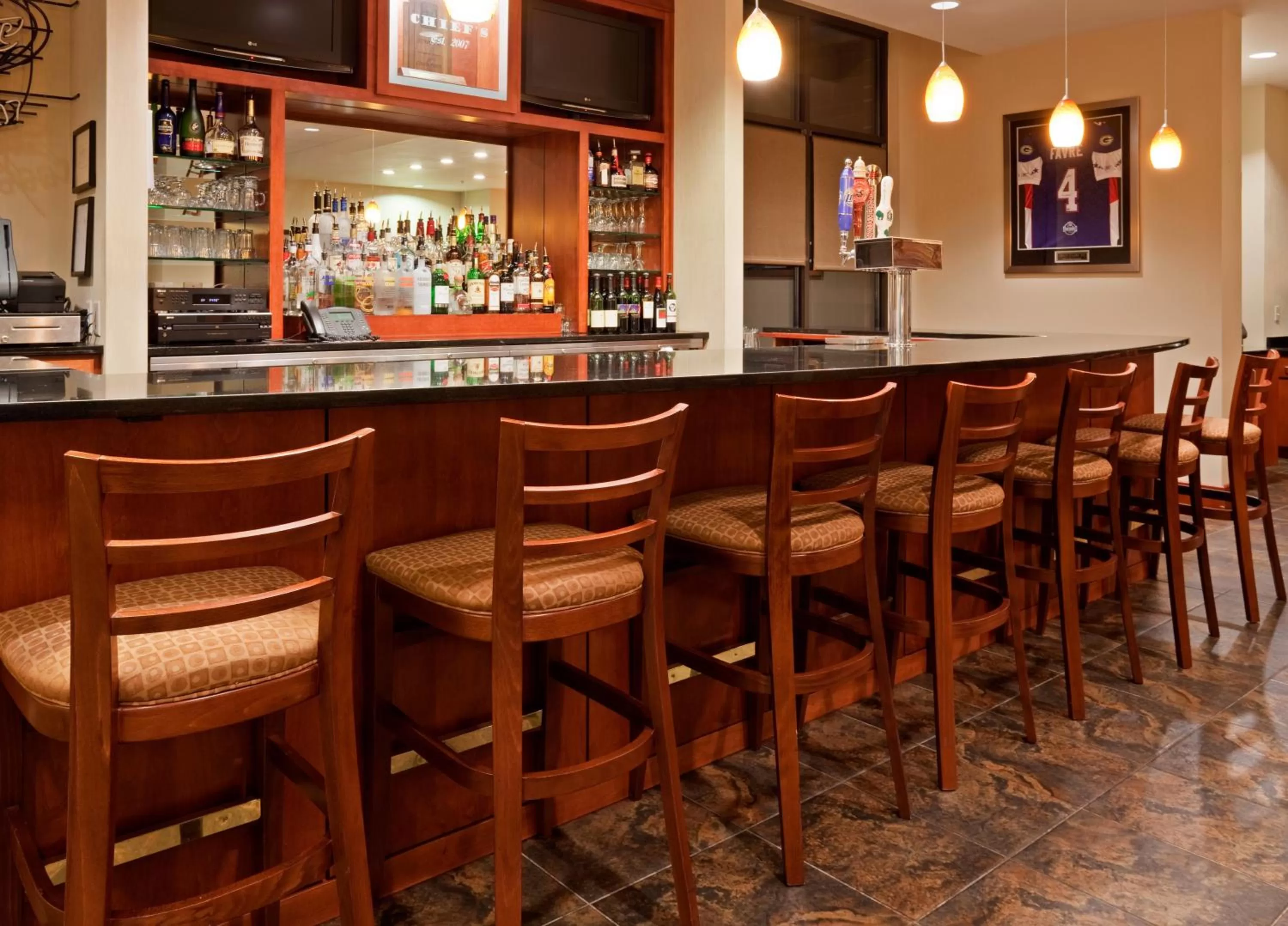 Lounge or bar in Holiday Inn Madison at The American Center by IHG