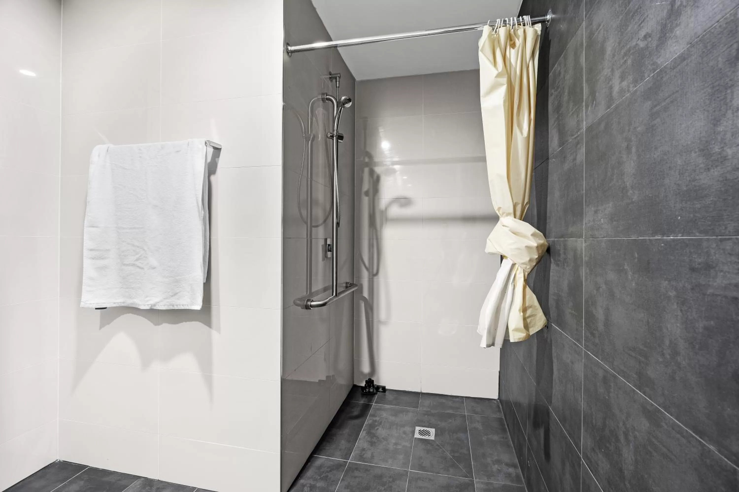 Bathroom in Seranin | Gordon