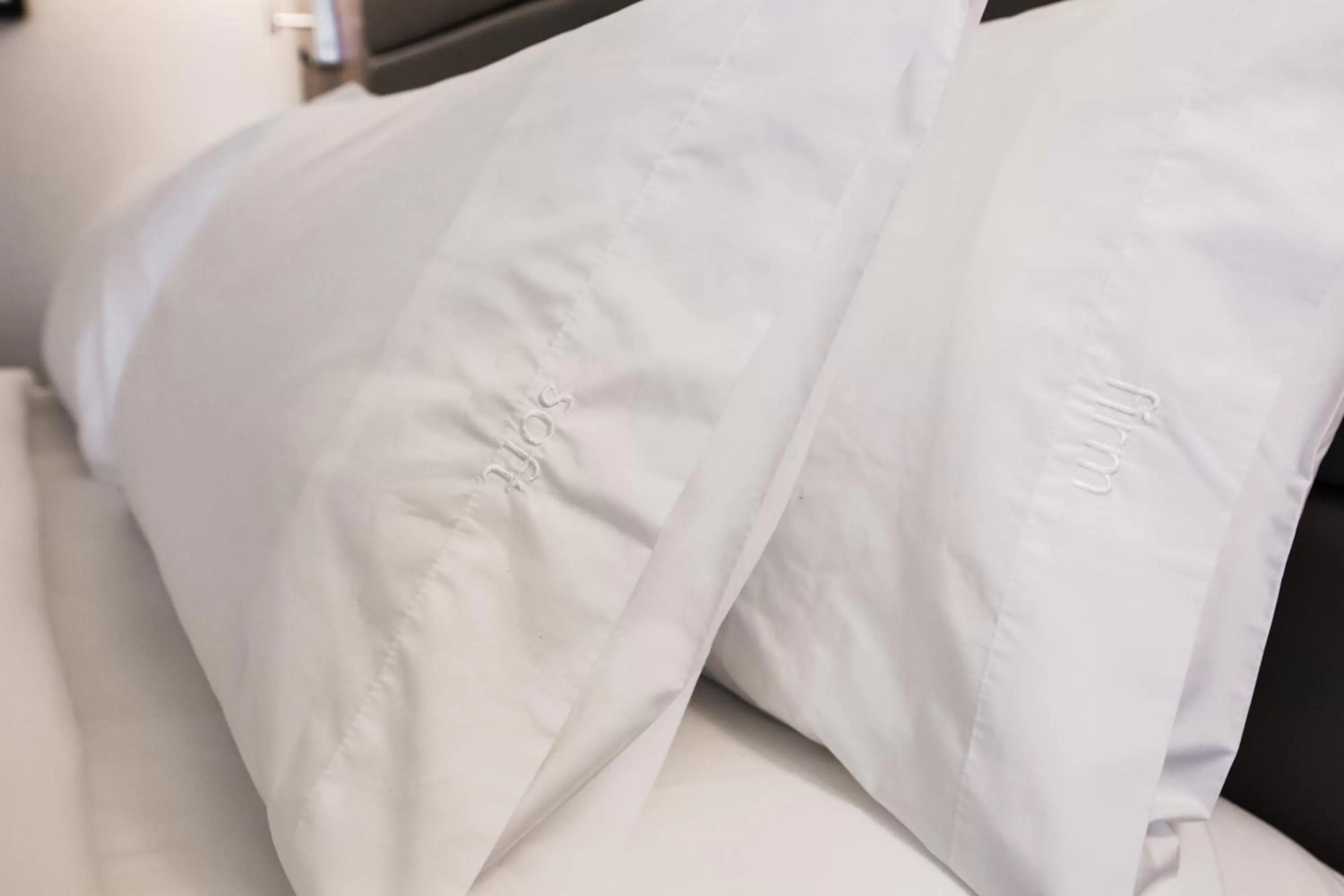 Photo of the whole room, Bed in Holiday Inn Hotel & Suites Calgary South - Conference Ctr by IHG