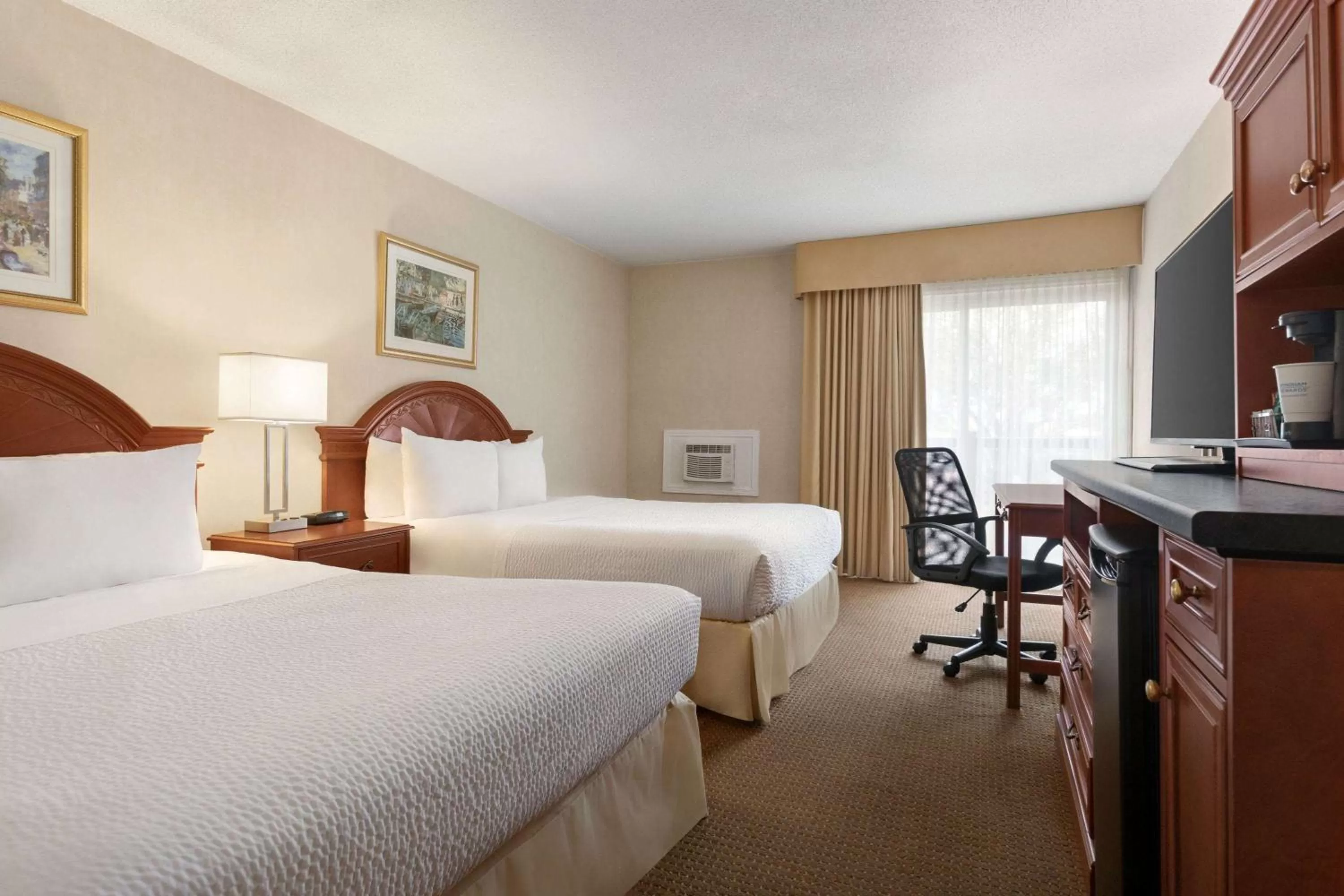 Photo of the whole room, Bed in Days Inn by Wyndham London