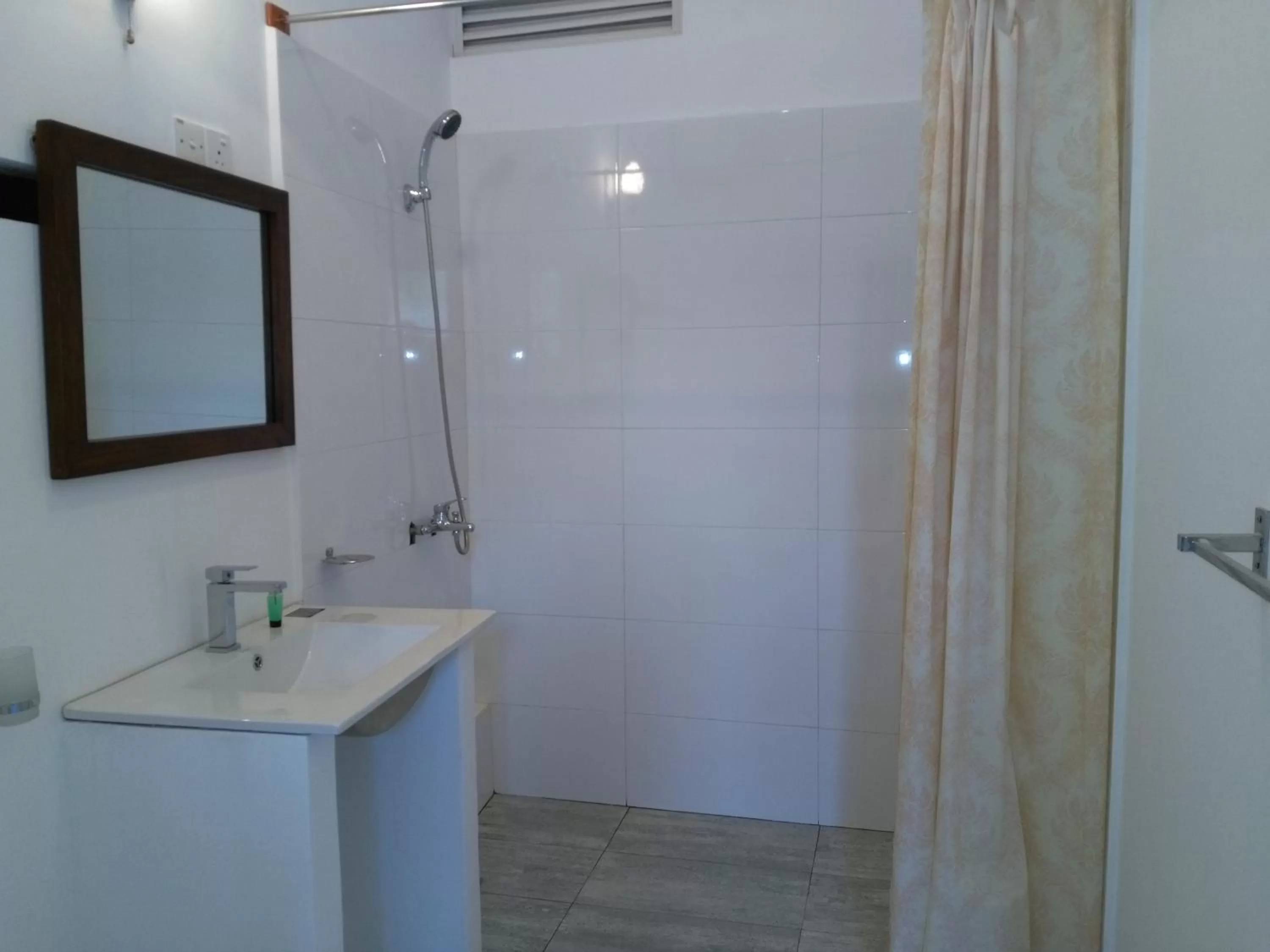 Property building, Bathroom in West Inn Colombo