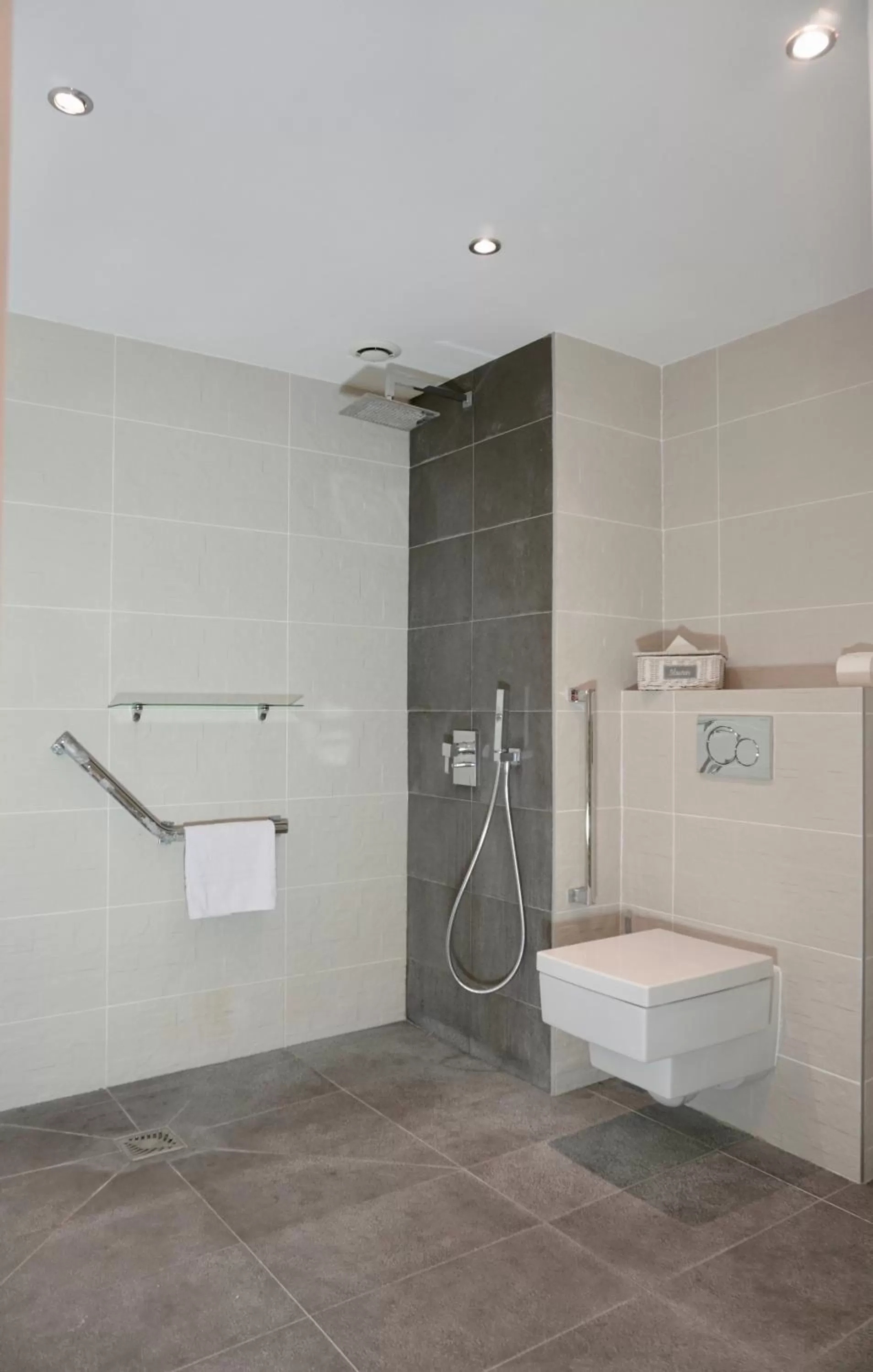 Shower in Le Manoir de Gressy