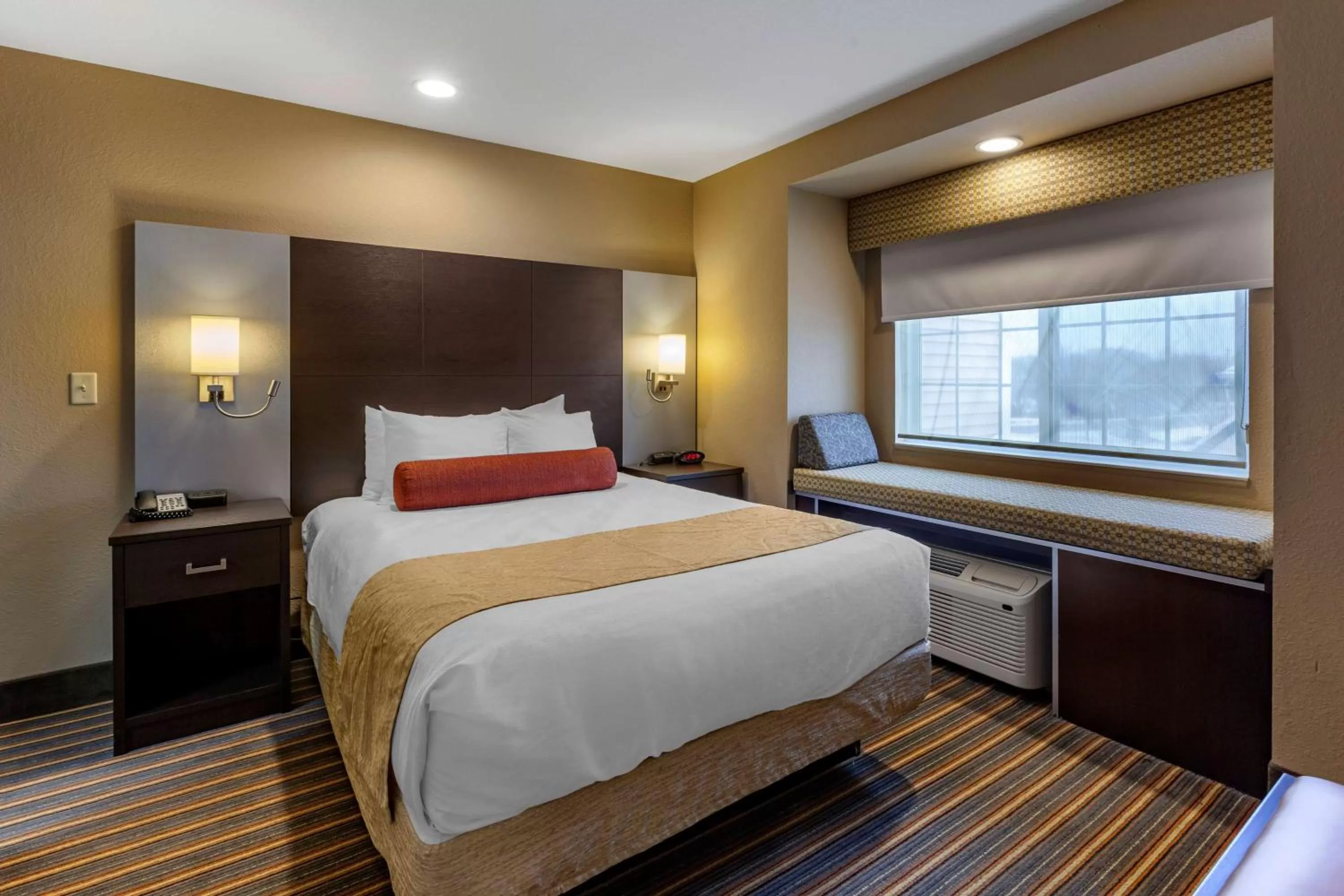 Bedroom, Bed in Best Western Plus Woodstock Inn & Suites