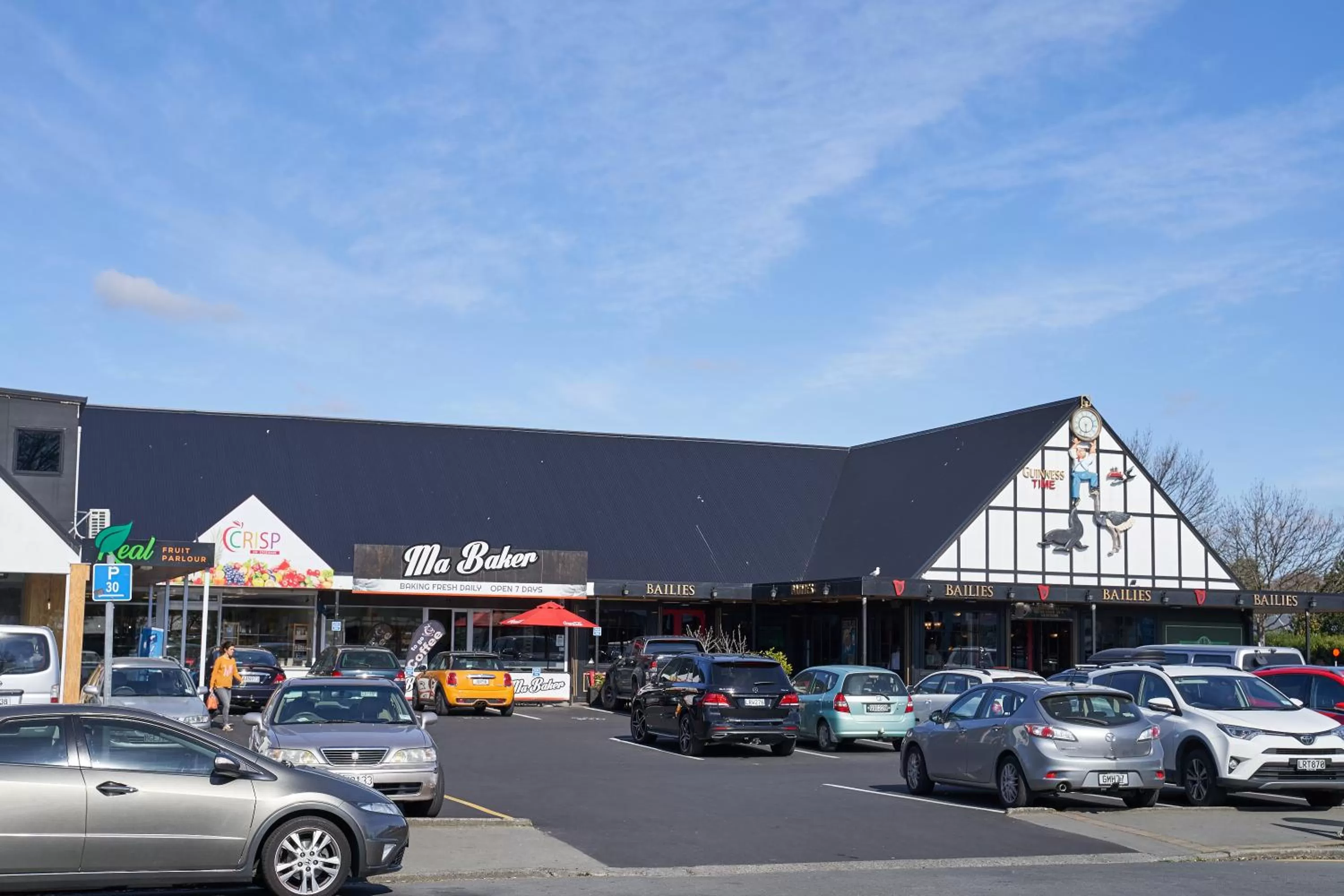 Restaurant/places to eat in Azena Suites & Apartment