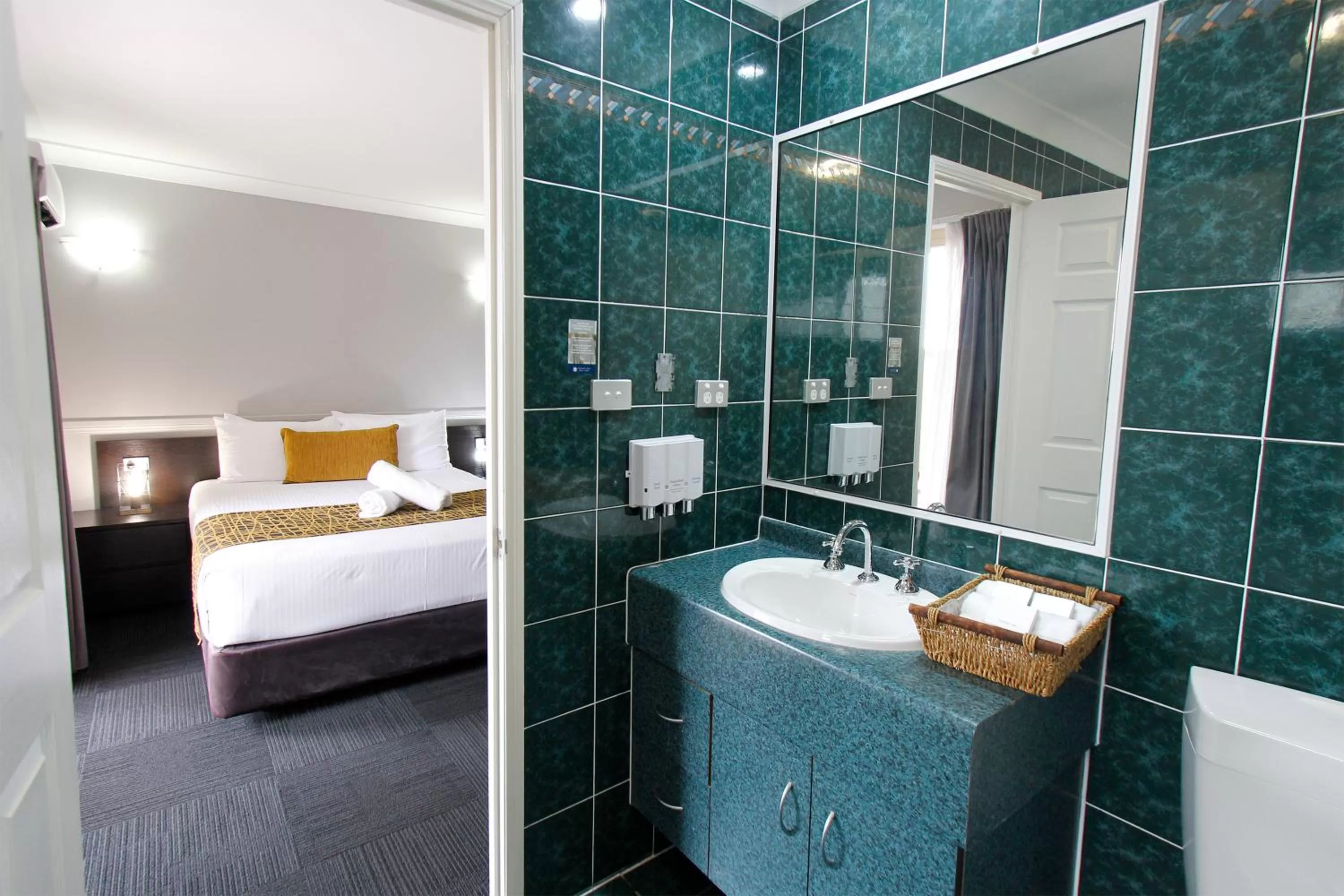 Bathroom, Bed in The Stirling Motel