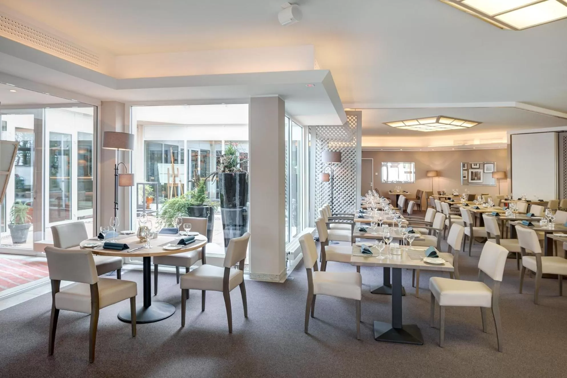 Restaurant/places to eat in Art Hotel Superior