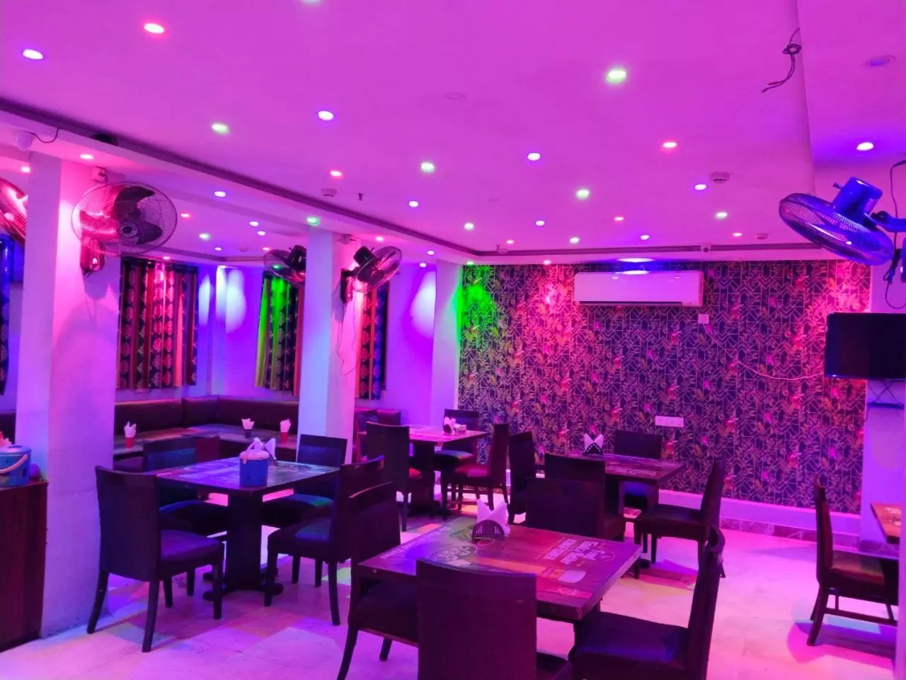 Restaurant/places to eat in Hotel Airlines